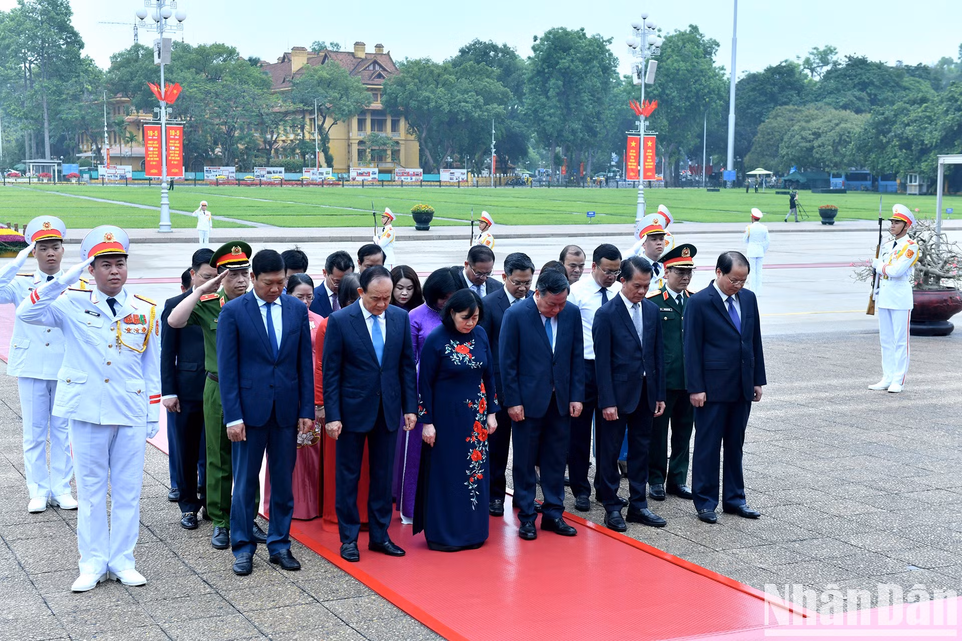 河内市委、人民议会、人民委员会、越南祖国阵线河内委员会代表团缅怀胡志明主席的伟大功劳。