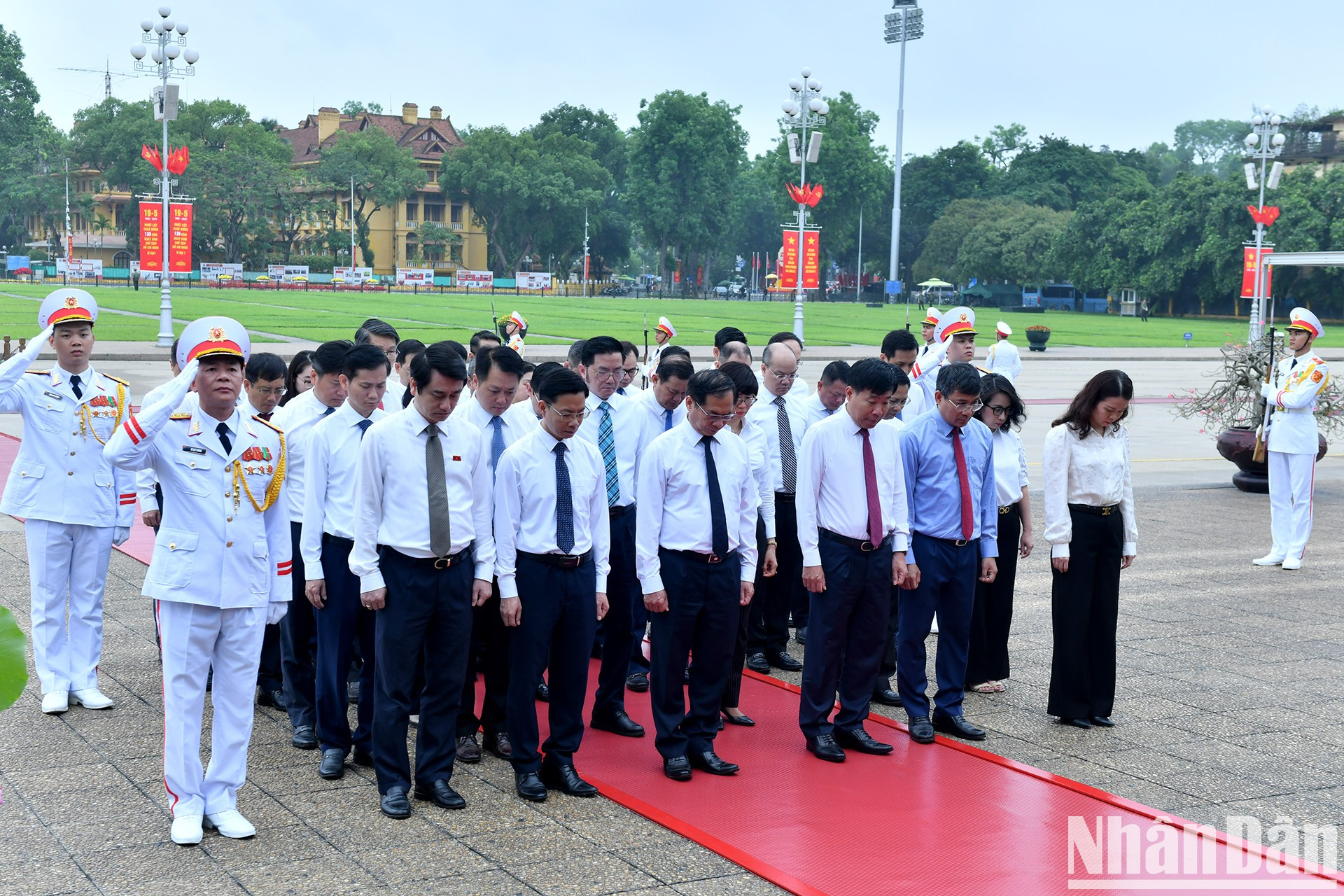 外交部代表团缅怀胡志明主席的伟大功劳。 外交部代表团缅怀胡志明主席的伟大功劳。