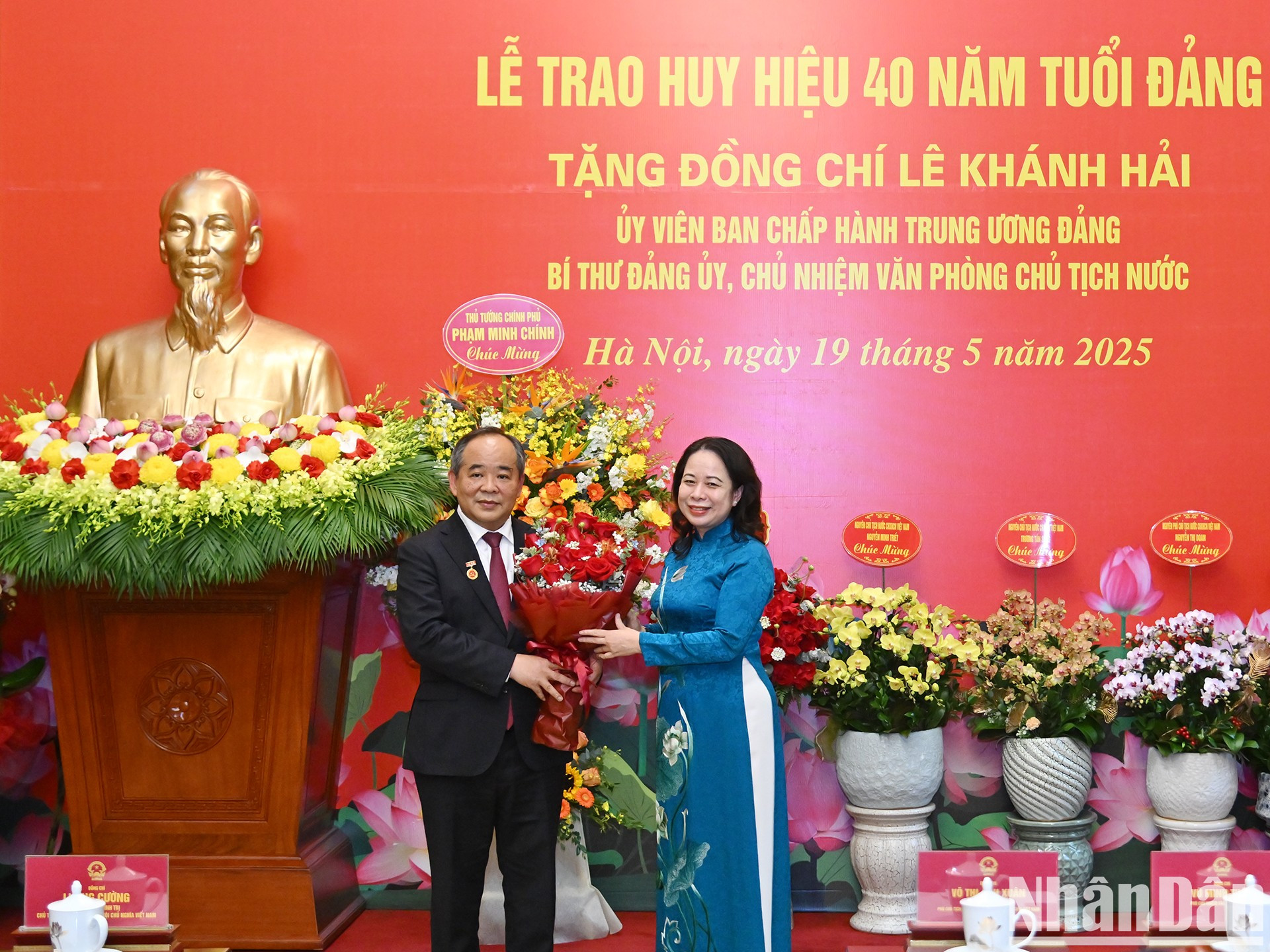 国家副主席武氏映春向国家主席办公厅主任黎庆海赠送鲜花，表示祝贺。