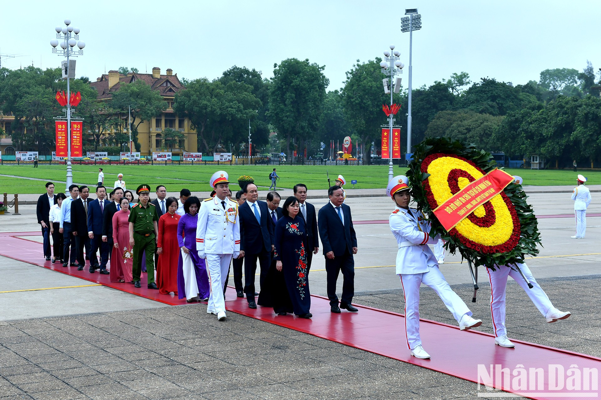 河内市委、人民议会、人民委员会、越南祖国阵线河内市委员会代表团拜谒胡志明主席陵。 河内市委、人民议会、人民委员会、越南祖国阵线河内市委员会代表团拜谒胡志明主席陵。