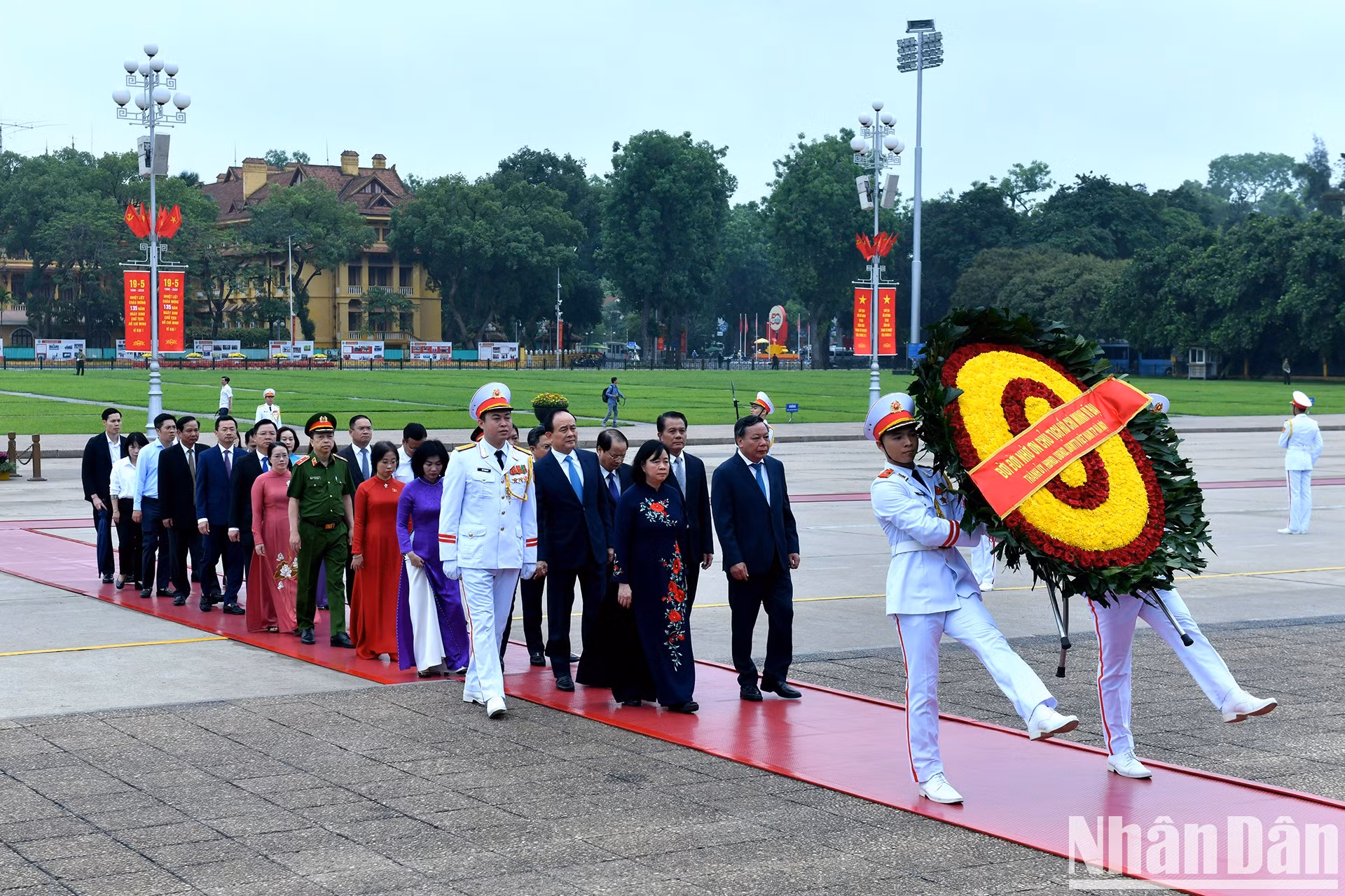 河内市委、人民议会、人民委员会、越南祖国阵线河内市委员会代表团拜谒胡志明主席陵。