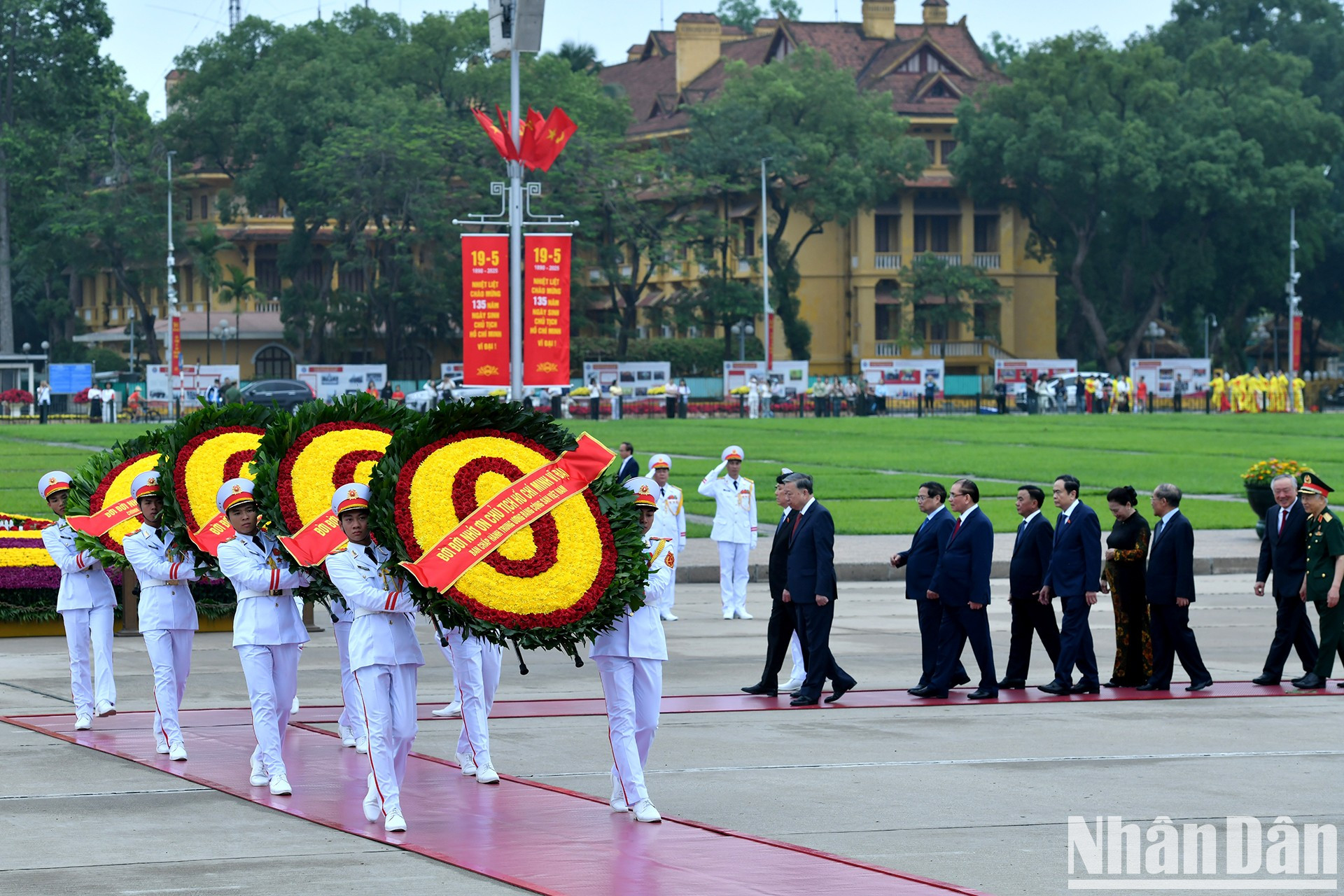 党和国家领导、前领导人代表团的花圈飘带上写着“永远铭记胡志明主席的伟大功劳”。 党和国家领导、前领导人代表团的花圈飘带上写着“永远铭记胡志明主席的伟大功劳”。