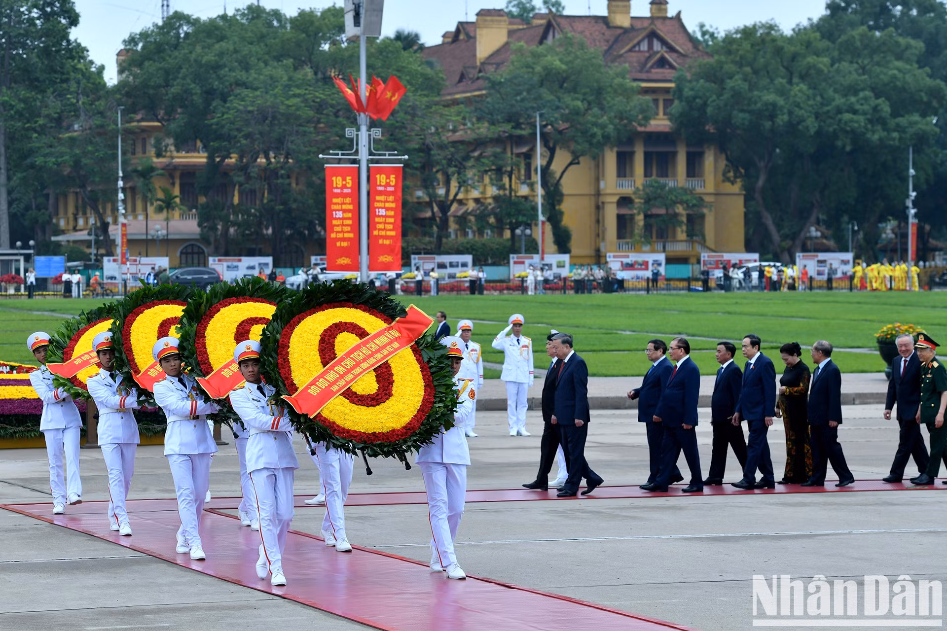 党和国家领导、前领导人代表团的花圈飘带上写着“永远铭记胡志明主席的伟大功劳”。