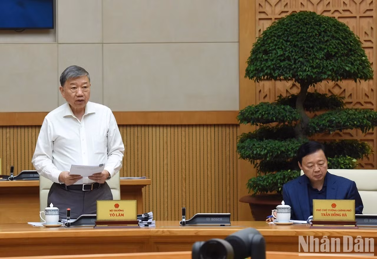 公安部部长苏林发表讲话。