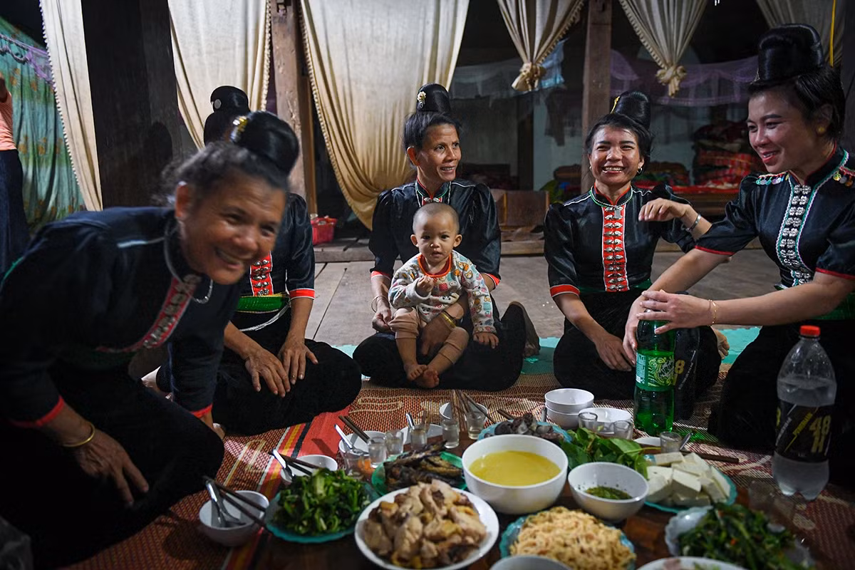 拉哈人为客人准备的一餐。（图片来源：成达 摄）
