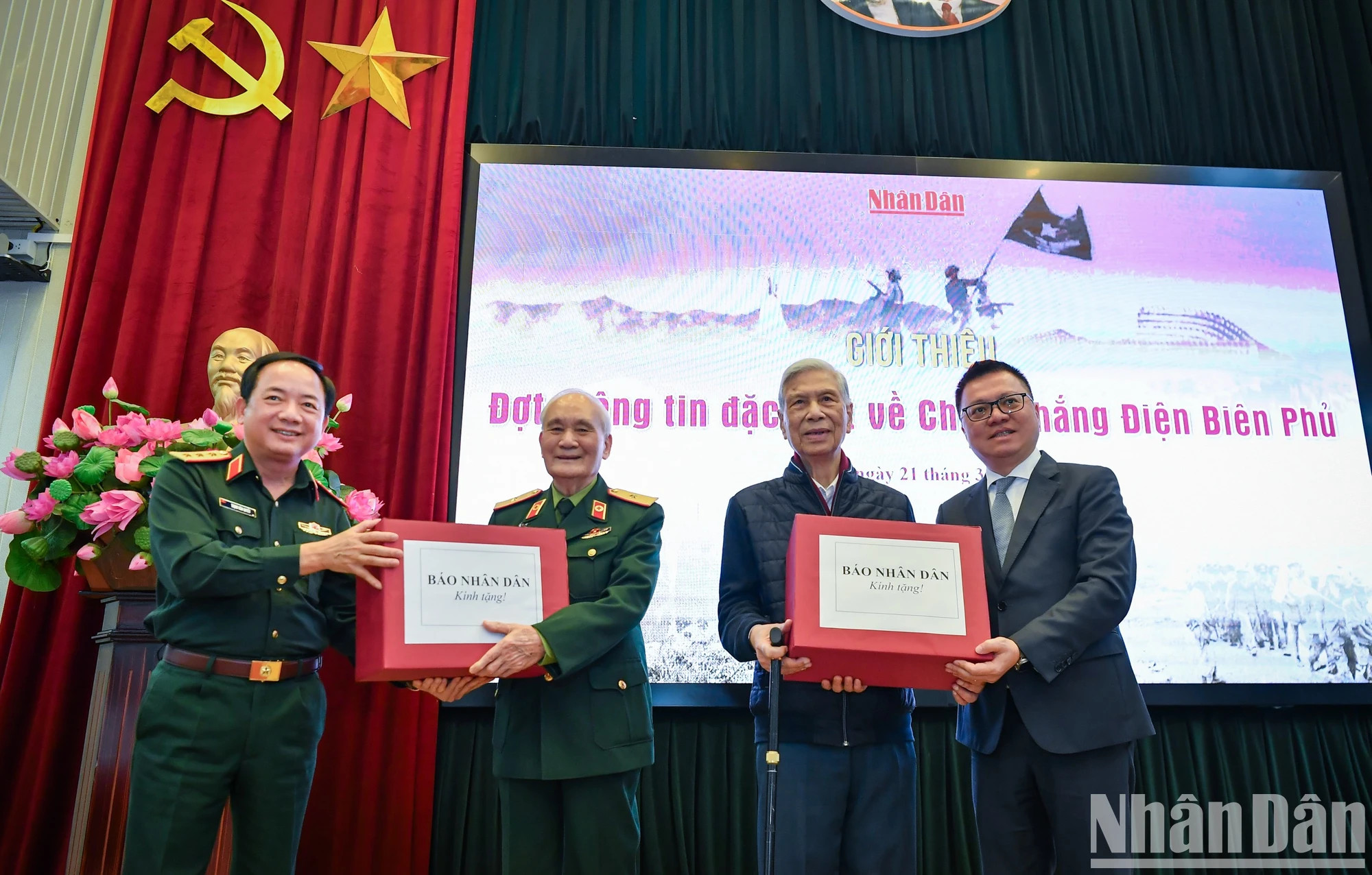 越南《人民报》社总编辑黎国明和越南人民军总政治局副主任郑文决向出席记者会的奠边府老战士赠送礼物。 越南《人民报》社总编辑黎国明和越南人民军总政治局副主任郑文决向出席记者会的奠边府老战士赠送礼物。