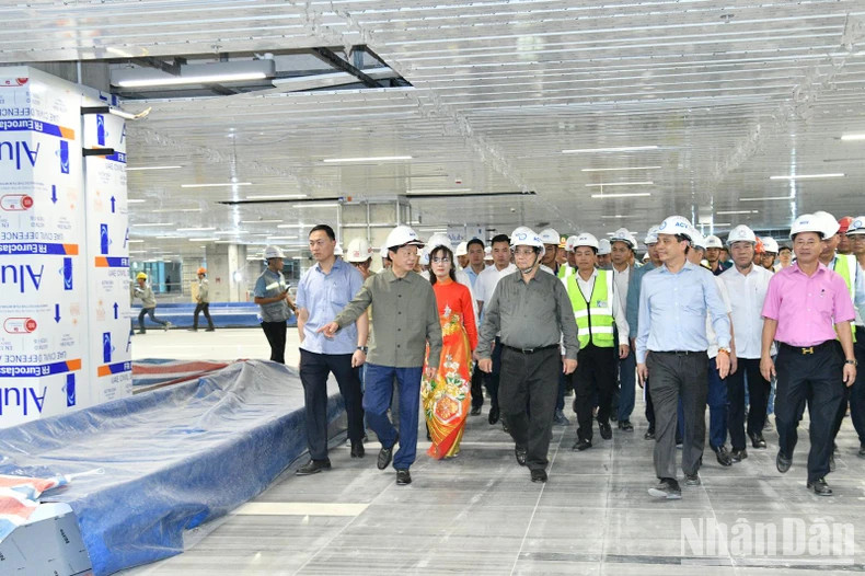 范明正总理视察胡志明市新山一国际机场T3航站楼项目。 范明正总理视察胡志明市新山一国际机场T3航站楼项目。
