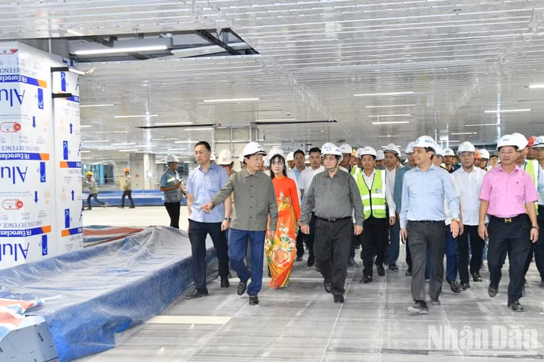 范明正总理视察胡志明市新山一国际机场T3航站楼项目。 范明正总理视察胡志明市新山一国际机场T3航站楼项目。