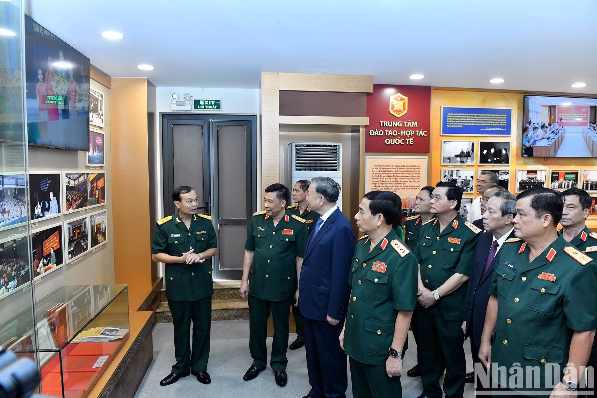 苏林总书记、国家主席参观国防学院传统室。