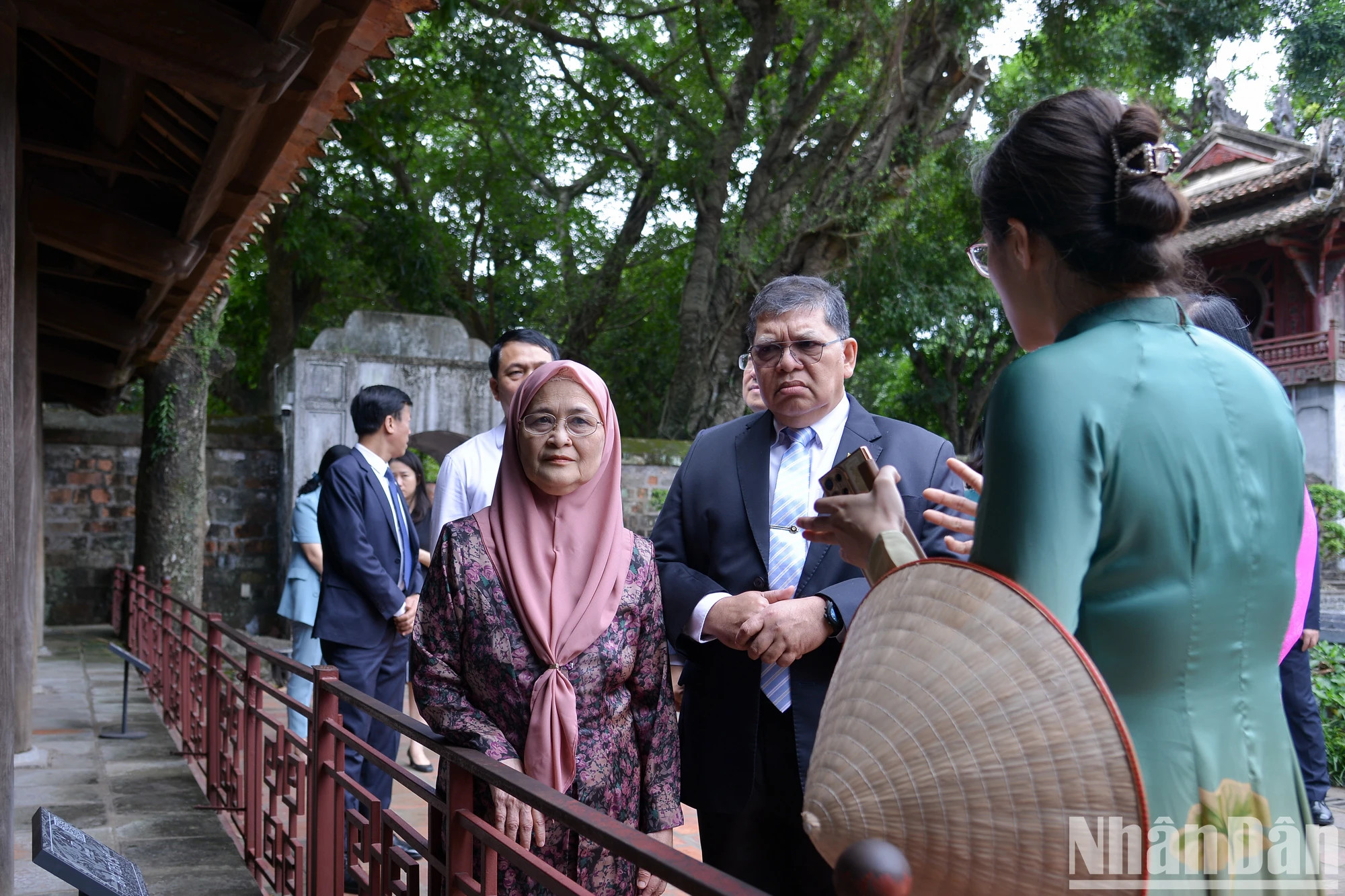工作人员向马来西亚国会下议院议长佐哈里·阿卜杜勒一行介绍文庙—国子监的信息。 工作人员向马来西亚国会下议院议长佐哈里·阿卜杜勒一行介绍文庙—国子监的信息。