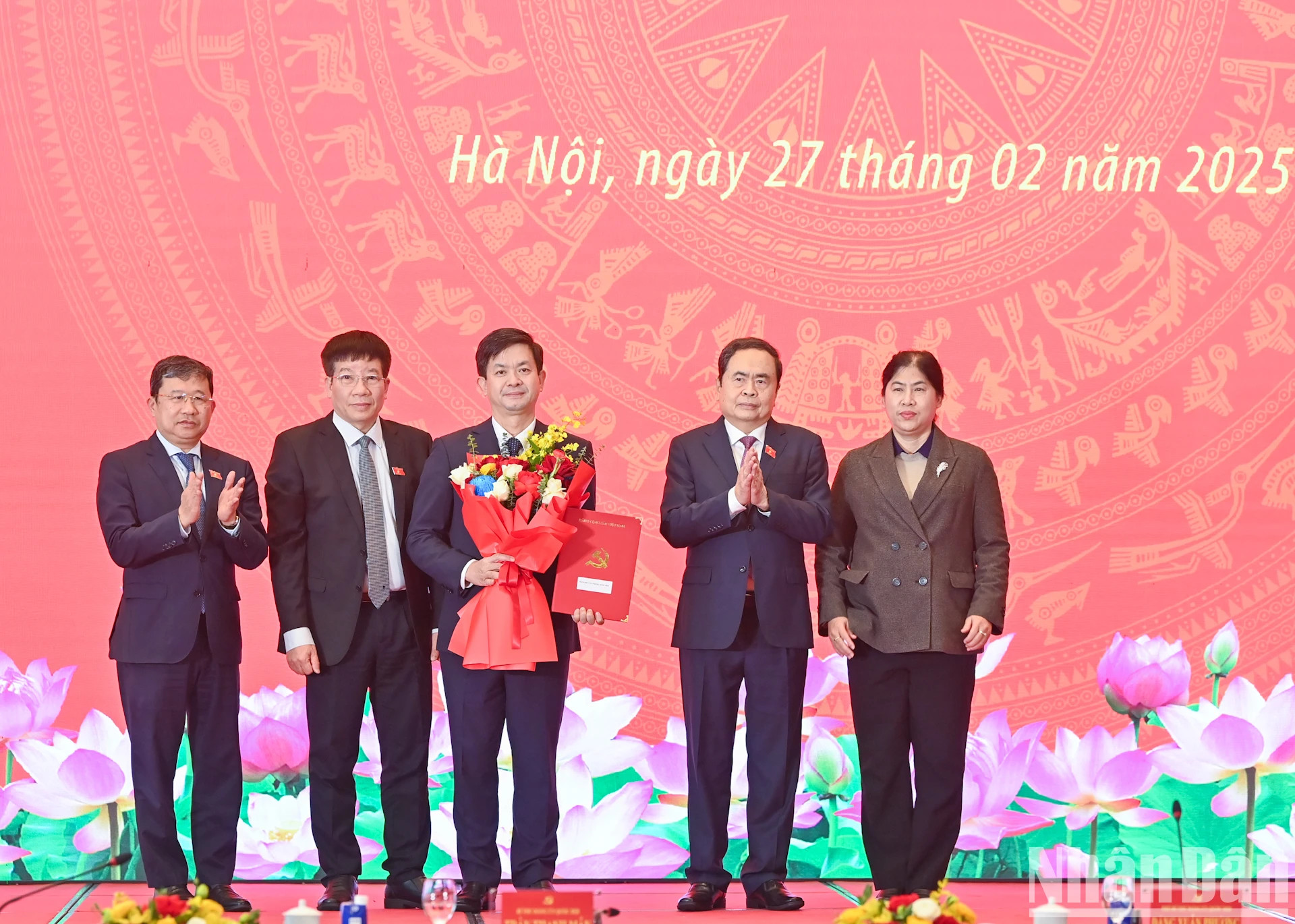 国会党委书记、国会主席陈青敏向国会办公厅党委授予决定书。 国会党委书记、国会主席陈青敏向国会办公厅党委授予决定书。