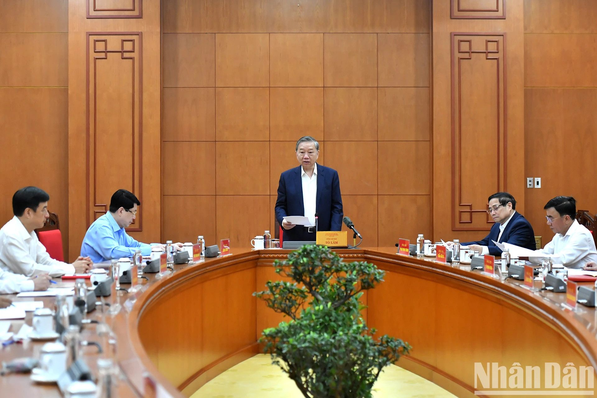 苏林总书记主持会议。