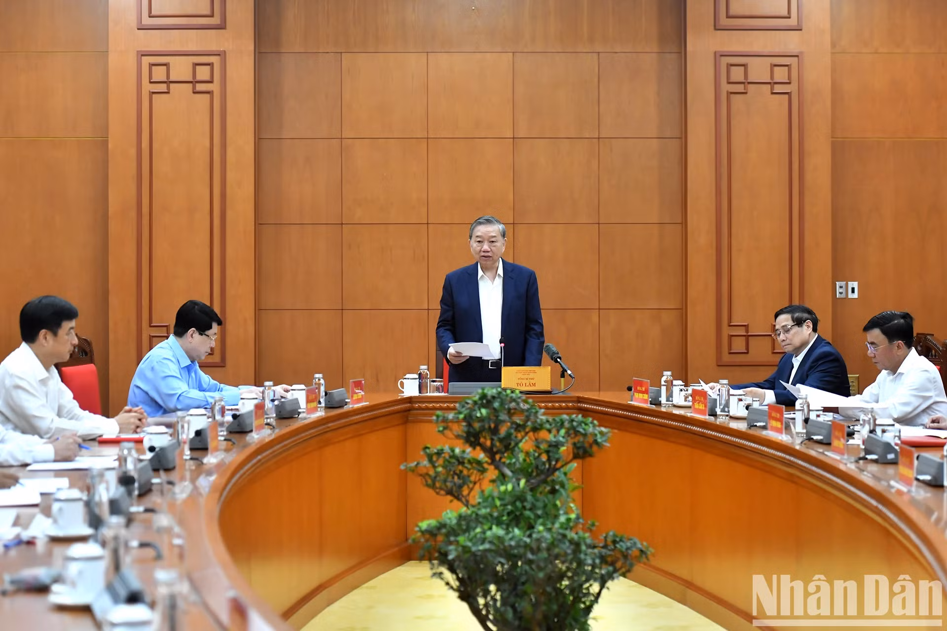 苏林总书记主持会议。