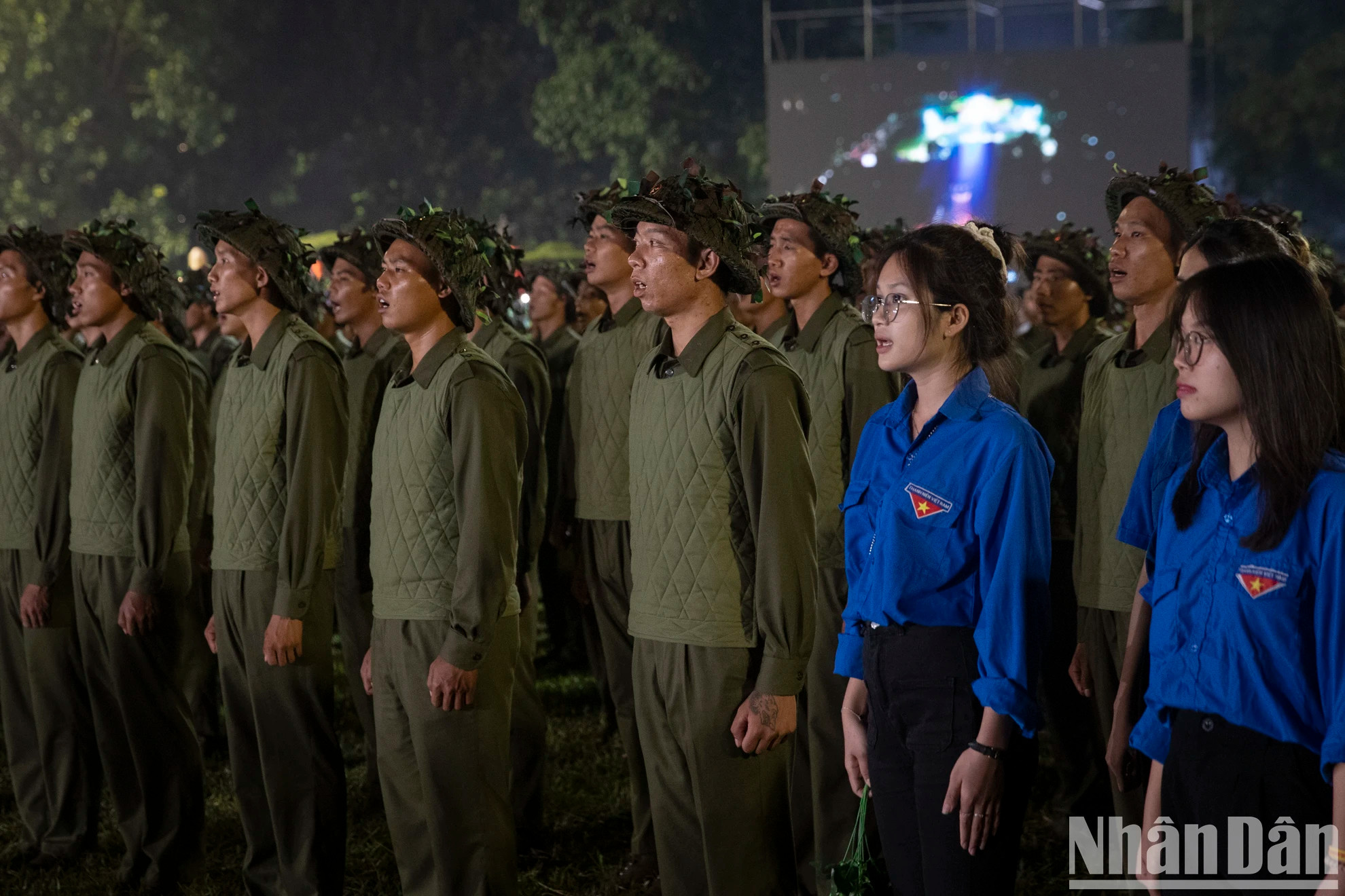 青年们进行升旗仪式。 青年们进行升旗仪式。