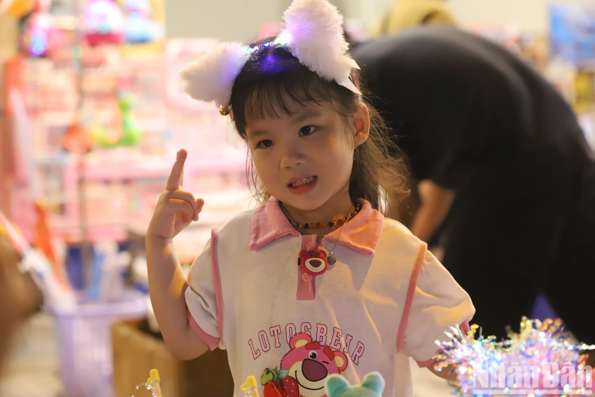 儿童们跟家人前往马街购买玩具。