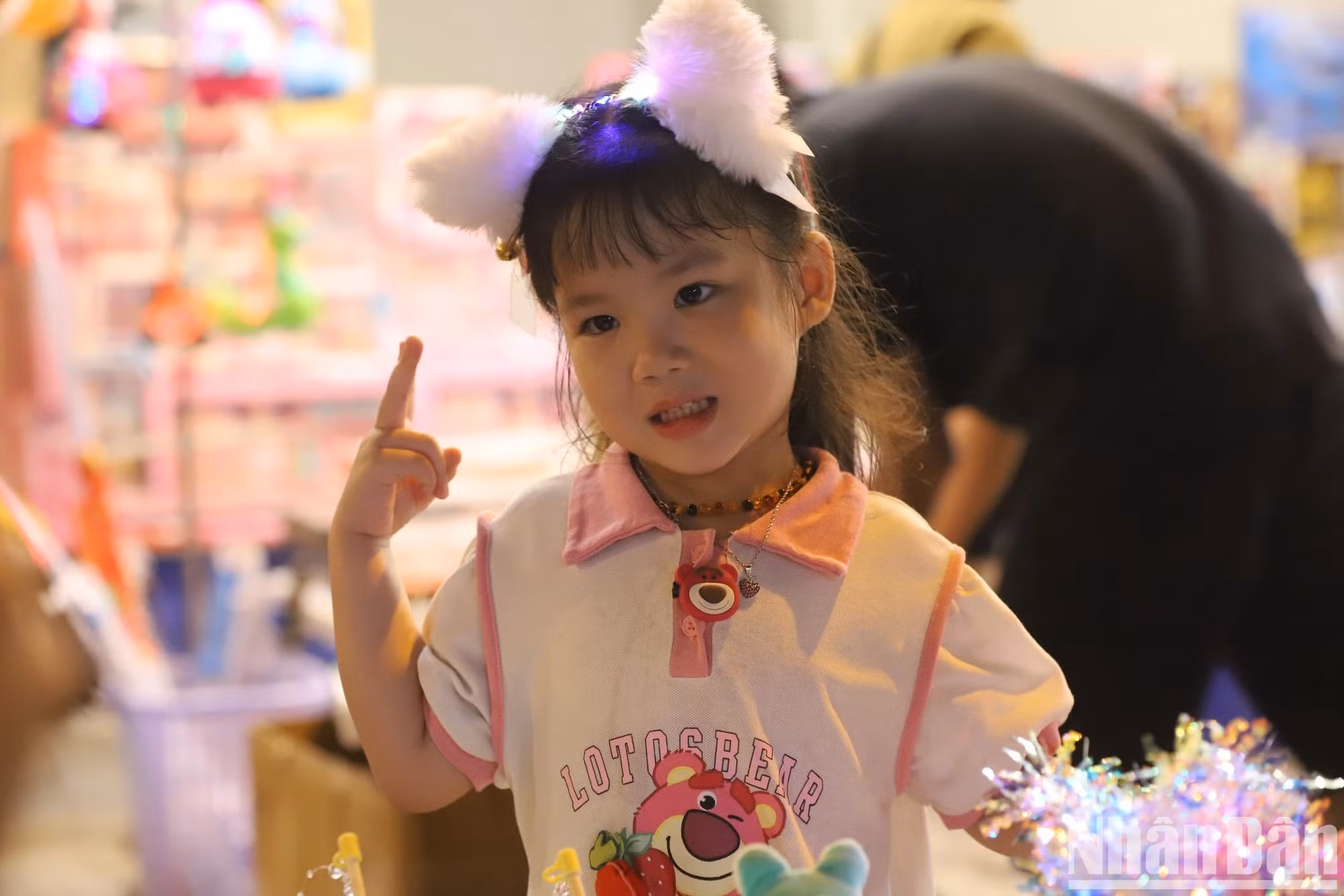 儿童们跟家人前往马街购买玩具。