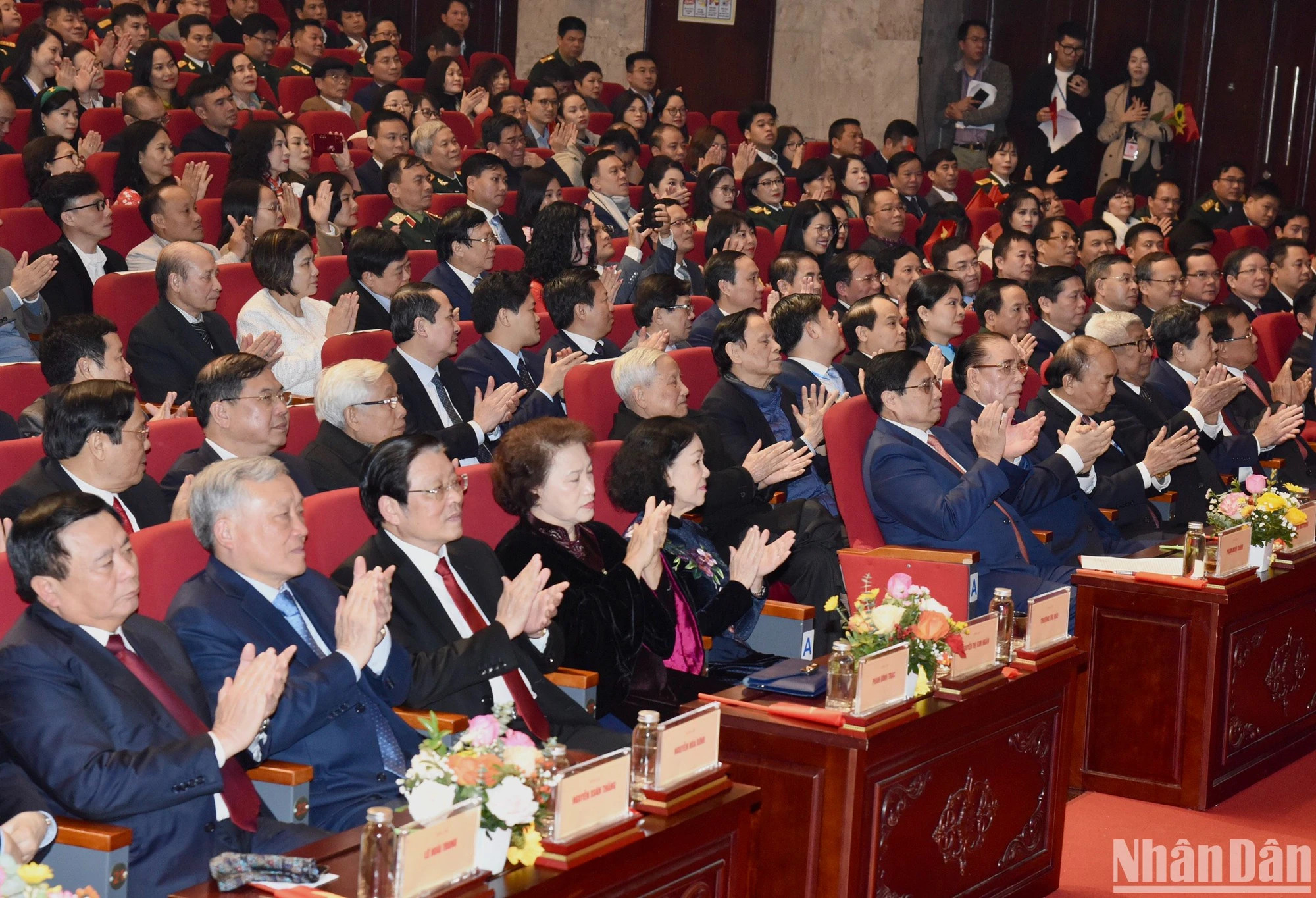 党和国家领导出席典礼。 党和国家领导出席典礼。