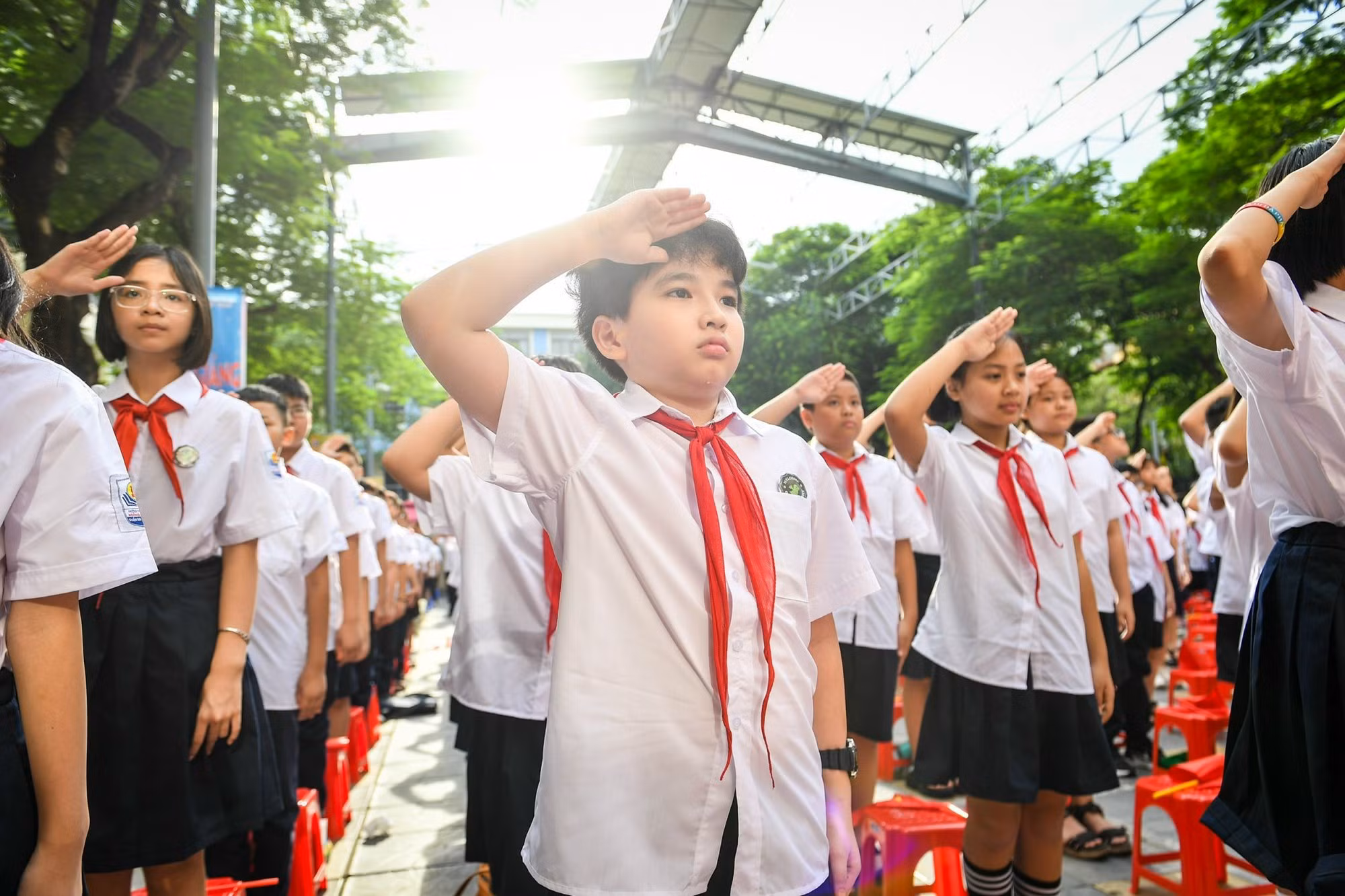 巴亭郡黃花探初中学校学生向国旗敬礼。