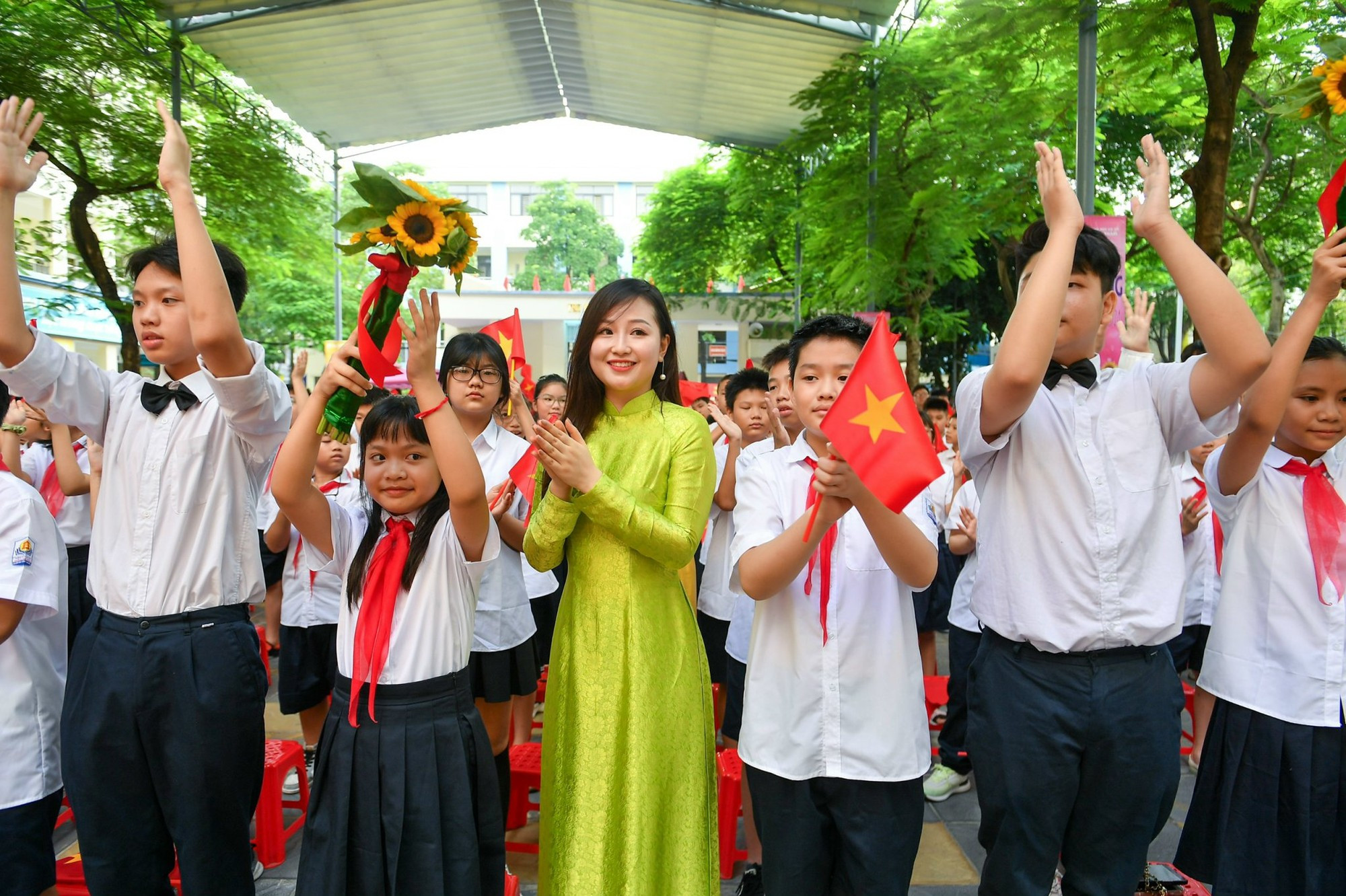 巴亭郡黃花探初中学校师生欢乐迎来新学年。 巴亭郡黃花探初中学校师生欢乐迎来新学年。