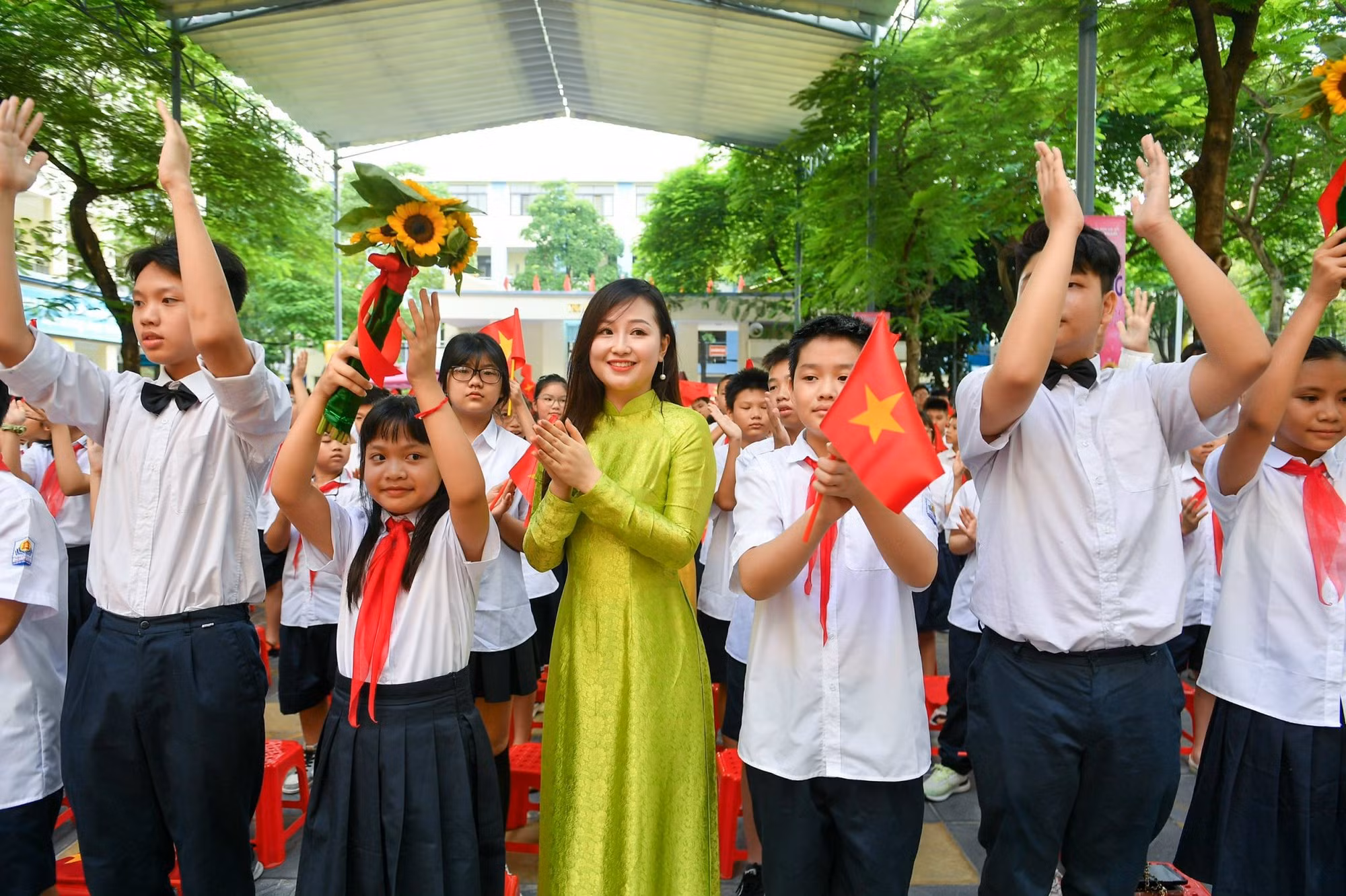 巴亭郡黃花探初中学校师生欢乐迎来新学年。