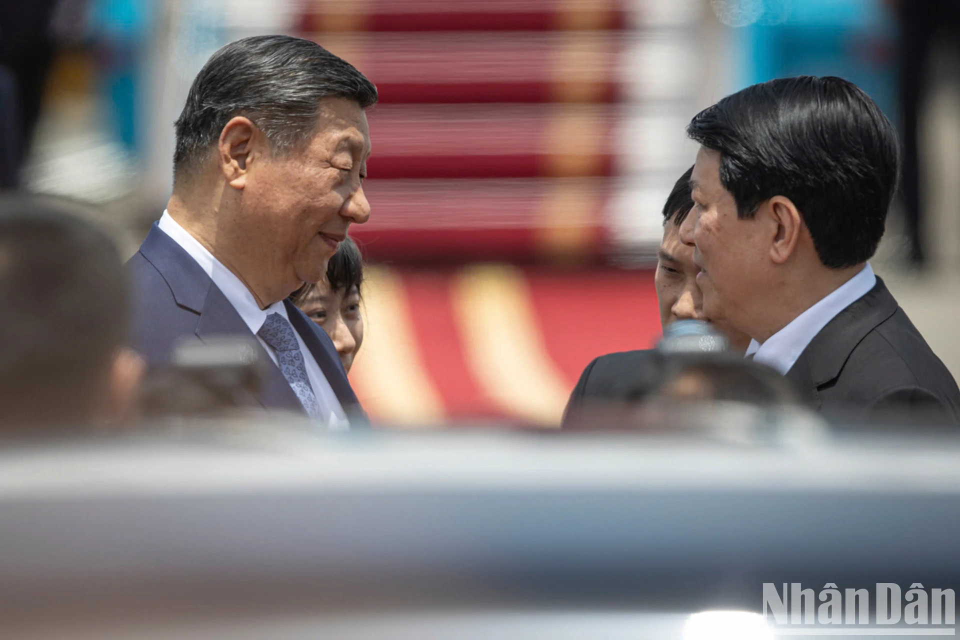 越南国家主席梁强迎接中共中央总书记、中国国家主席习近平。 越南国家主席梁强迎接中共中央总书记、中国国家主席习近平。