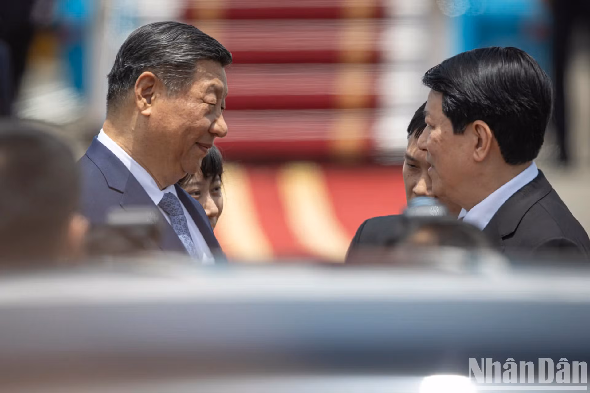 越南国家主席梁强迎接中共中央总书记、中国国家主席习近平。