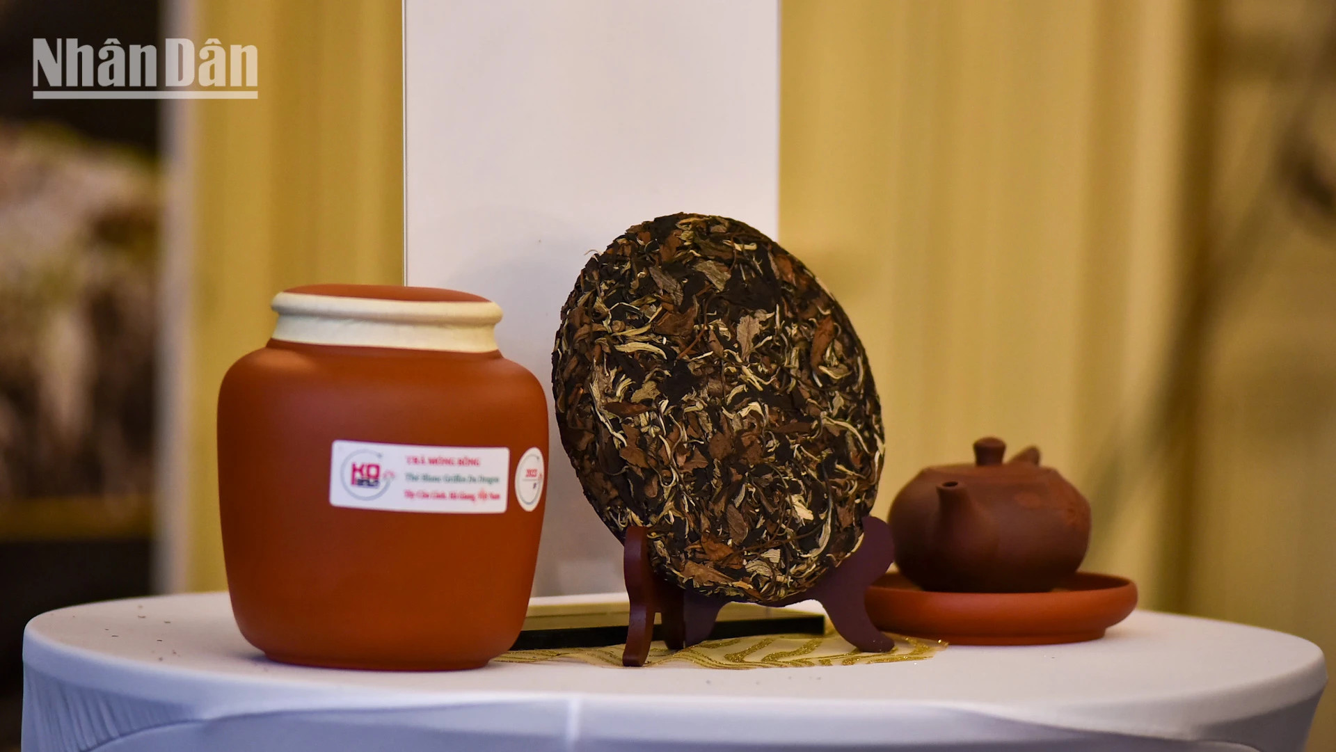 《越南茶文明》一书被视为介绍越南茶文化和历史的百科全书，这本书还强调：越南是世界上最古老茶树的故乡。