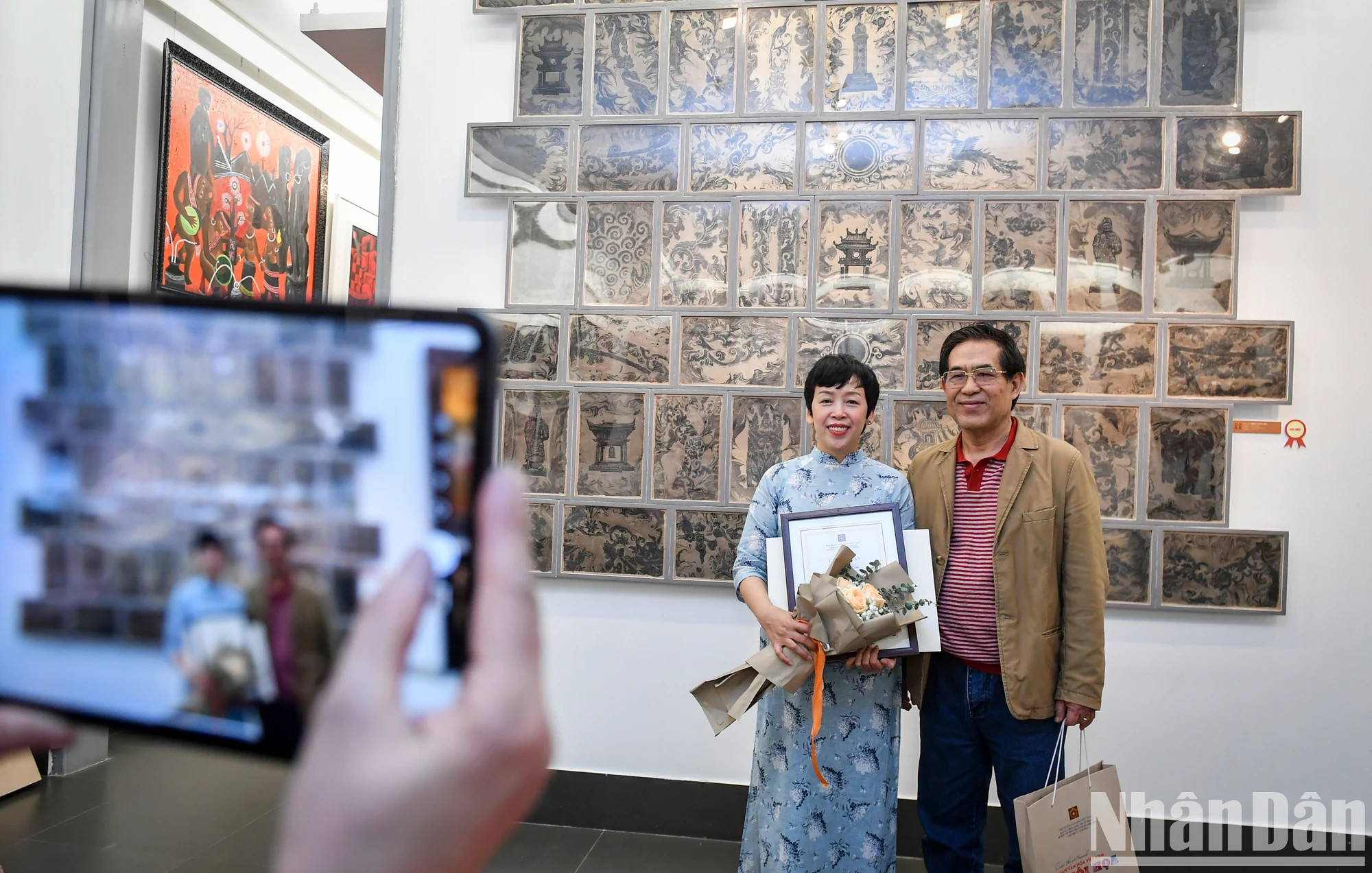 黎氏青作者(右)和荣获一等奖作品《数千年的印记》。 黎氏青作者(右)和荣获一等奖作品《数千年的印记》。