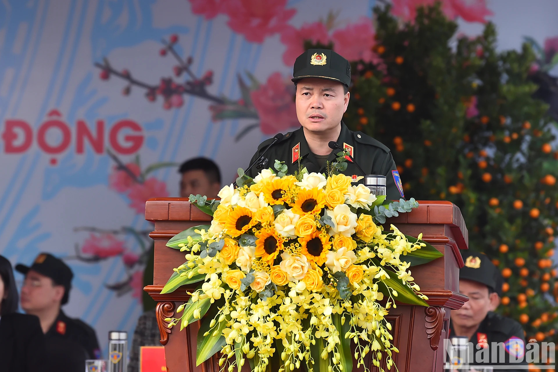 机动警察司令阮玉云发表讲话。