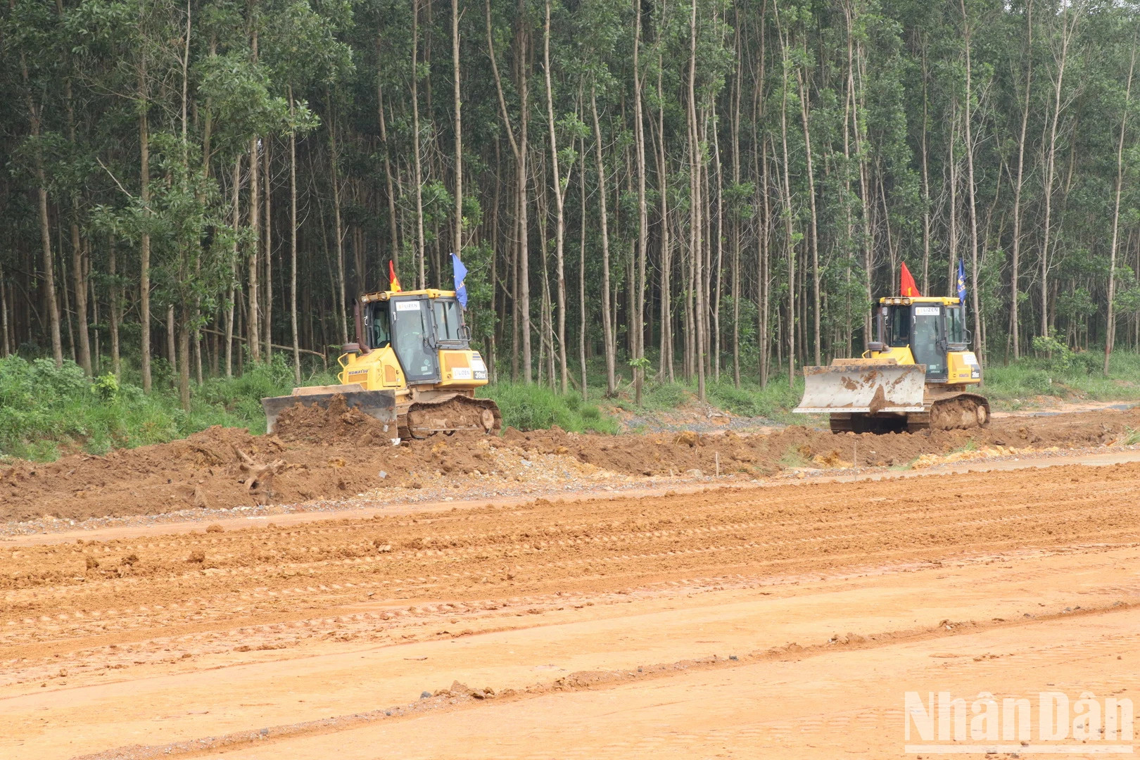 边和-头顿高速公路项目途经同奈省路段施工场地。 边和-头顿高速公路项目途经同奈省路段施工场地。