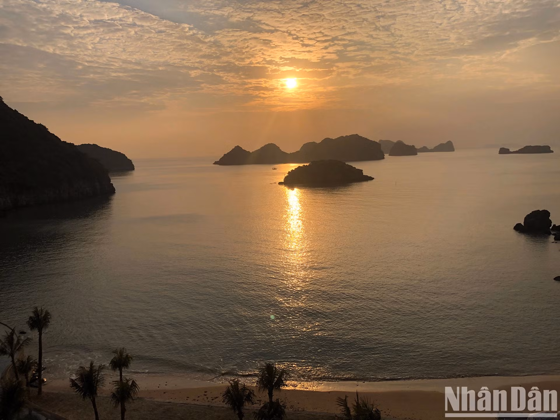 下龙湾上的日出。