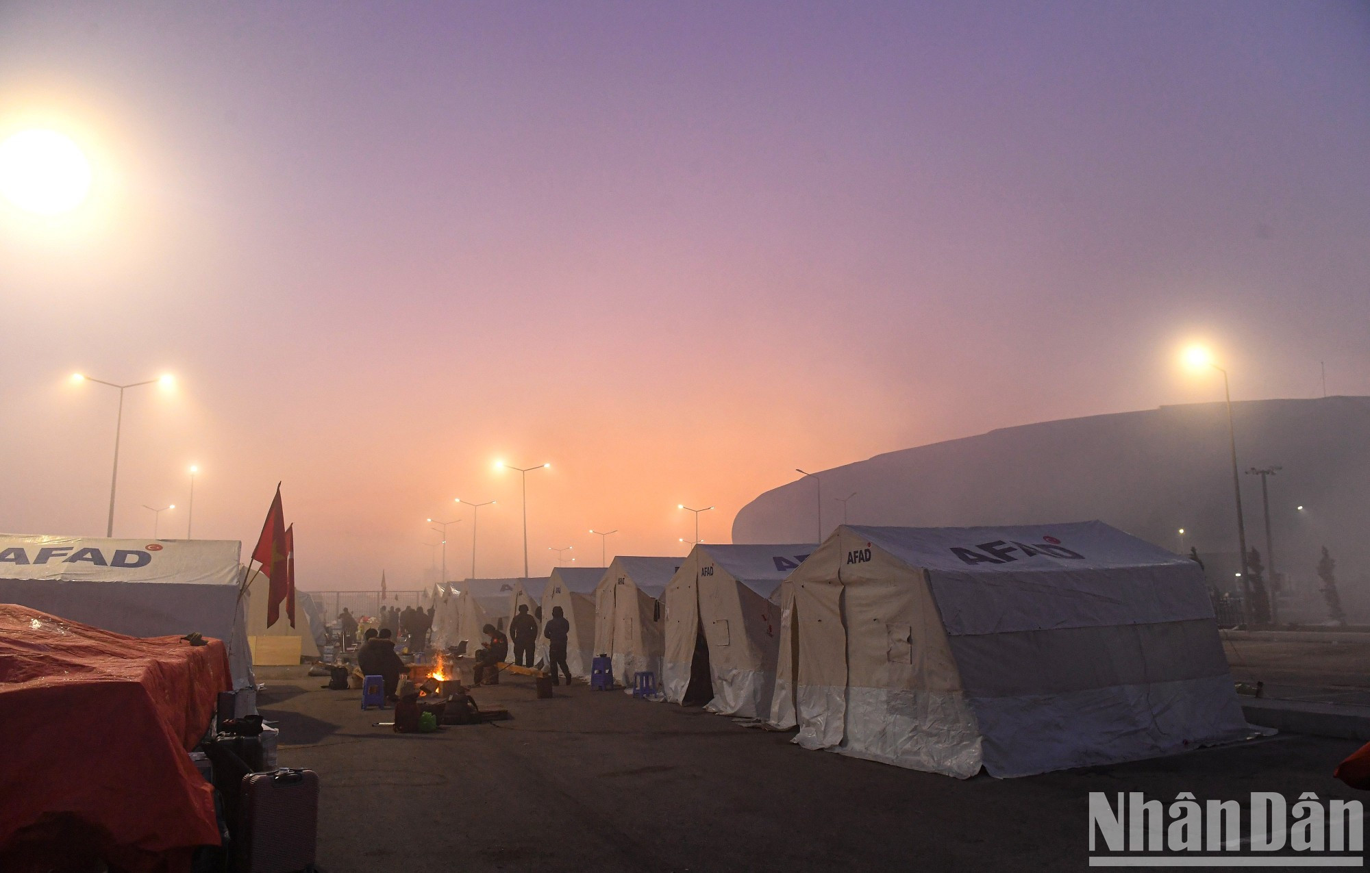 越南人民军救援队在土耳其哈塔伊的全景。 越南人民军救援队在土耳其哈塔伊的全景。