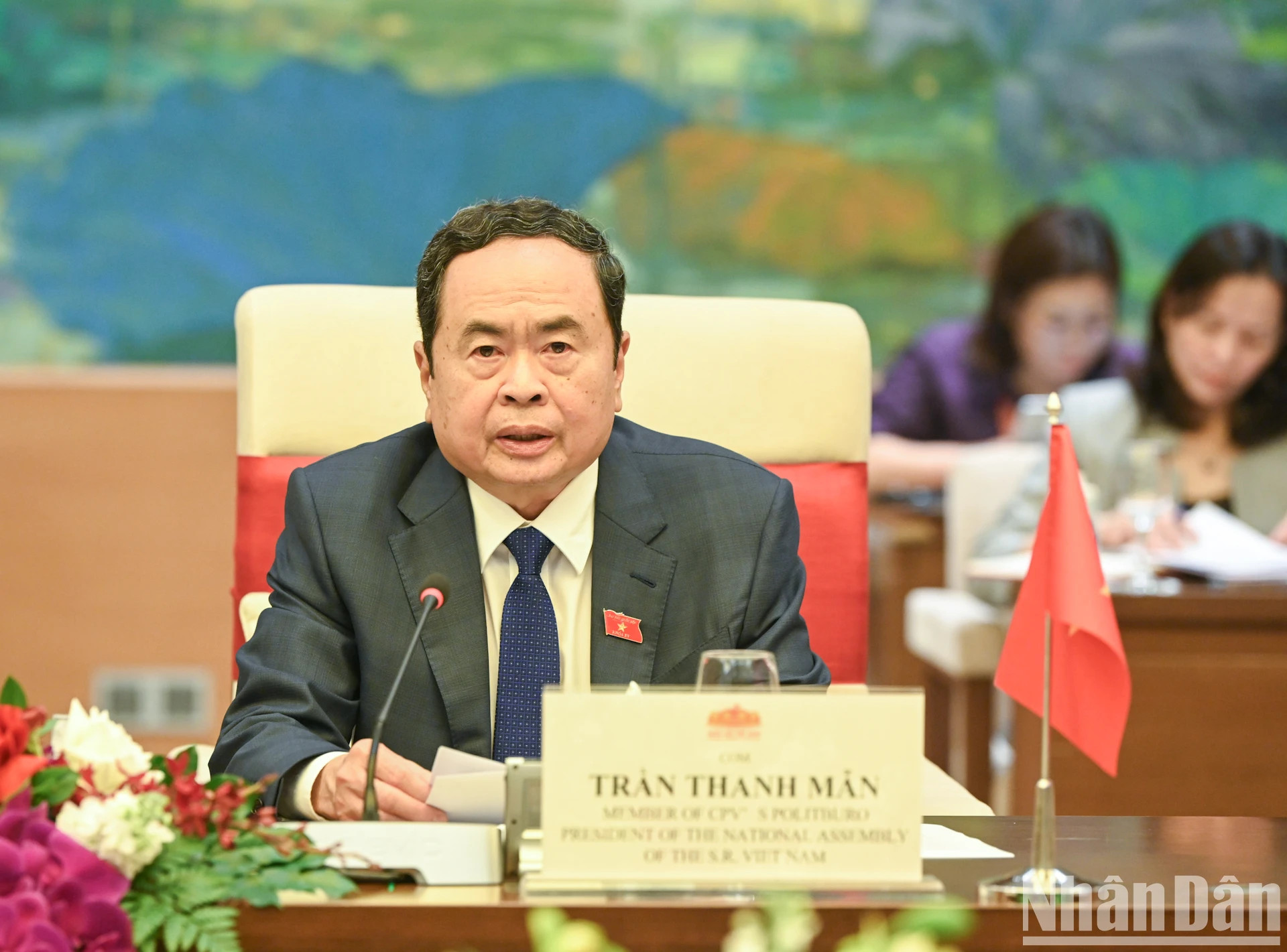 国会主席陈青敏在会谈上发表讲话。