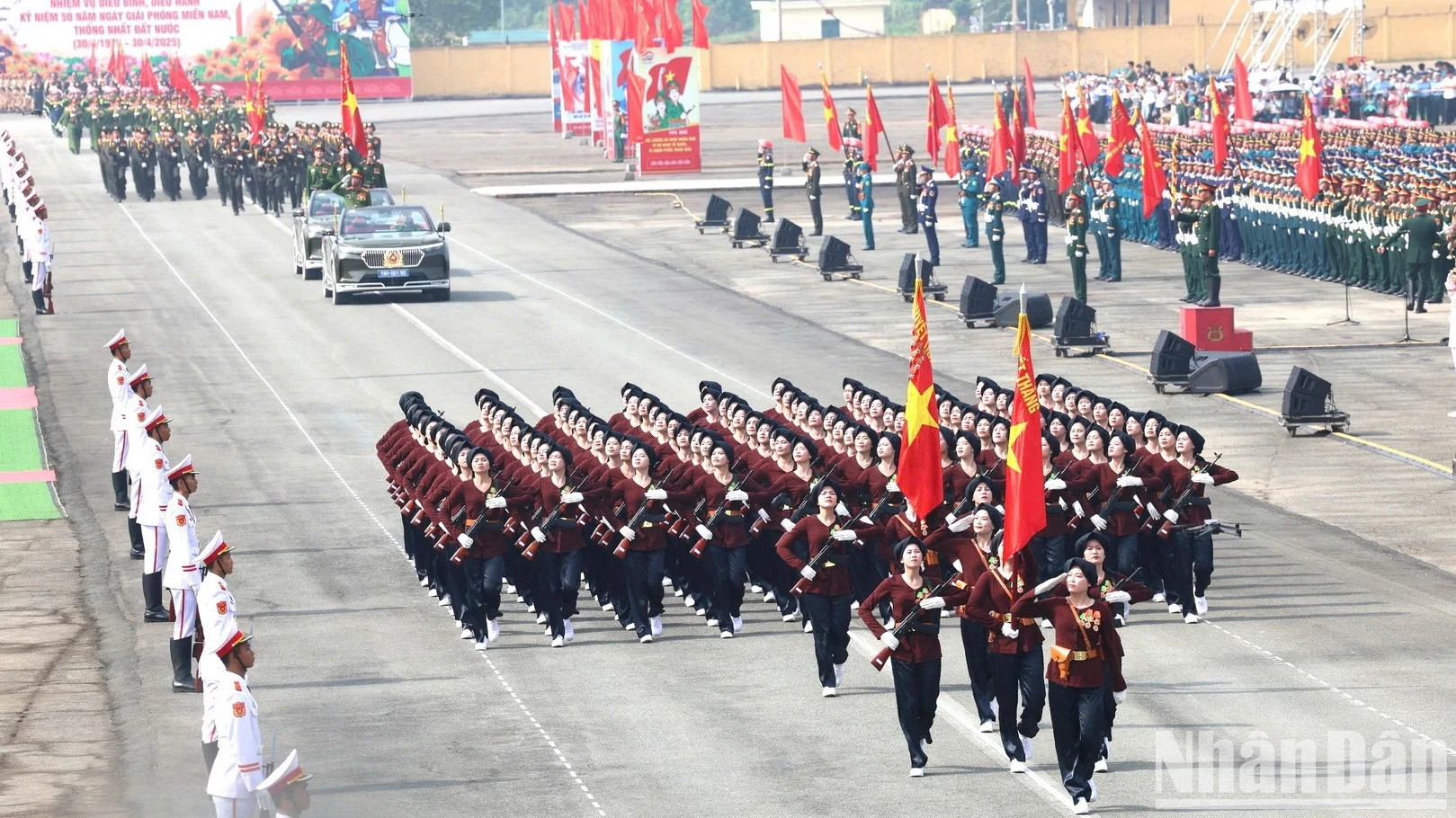 1.3万余名干部、武装力量战士参加庆祝4·30”的合练活动。