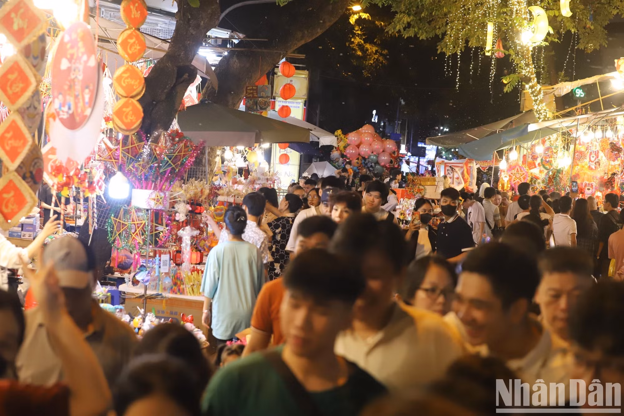 马街的热闹气氛。