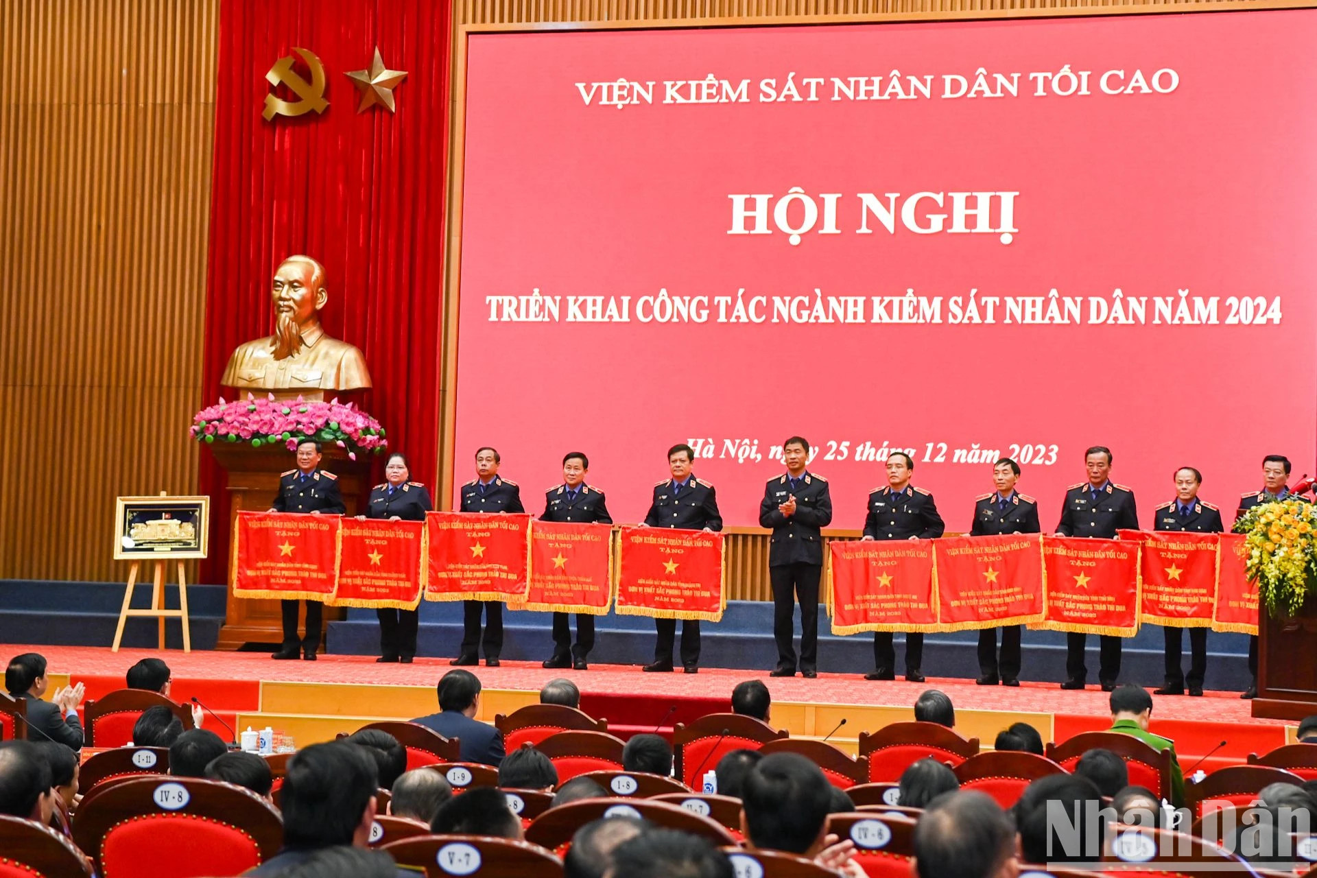 越南最高人民检察院领导向各集体授予人民检察业竞赛锦旗。 越南最高人民检察院领导向各集体授予人民检察业竞赛锦旗。