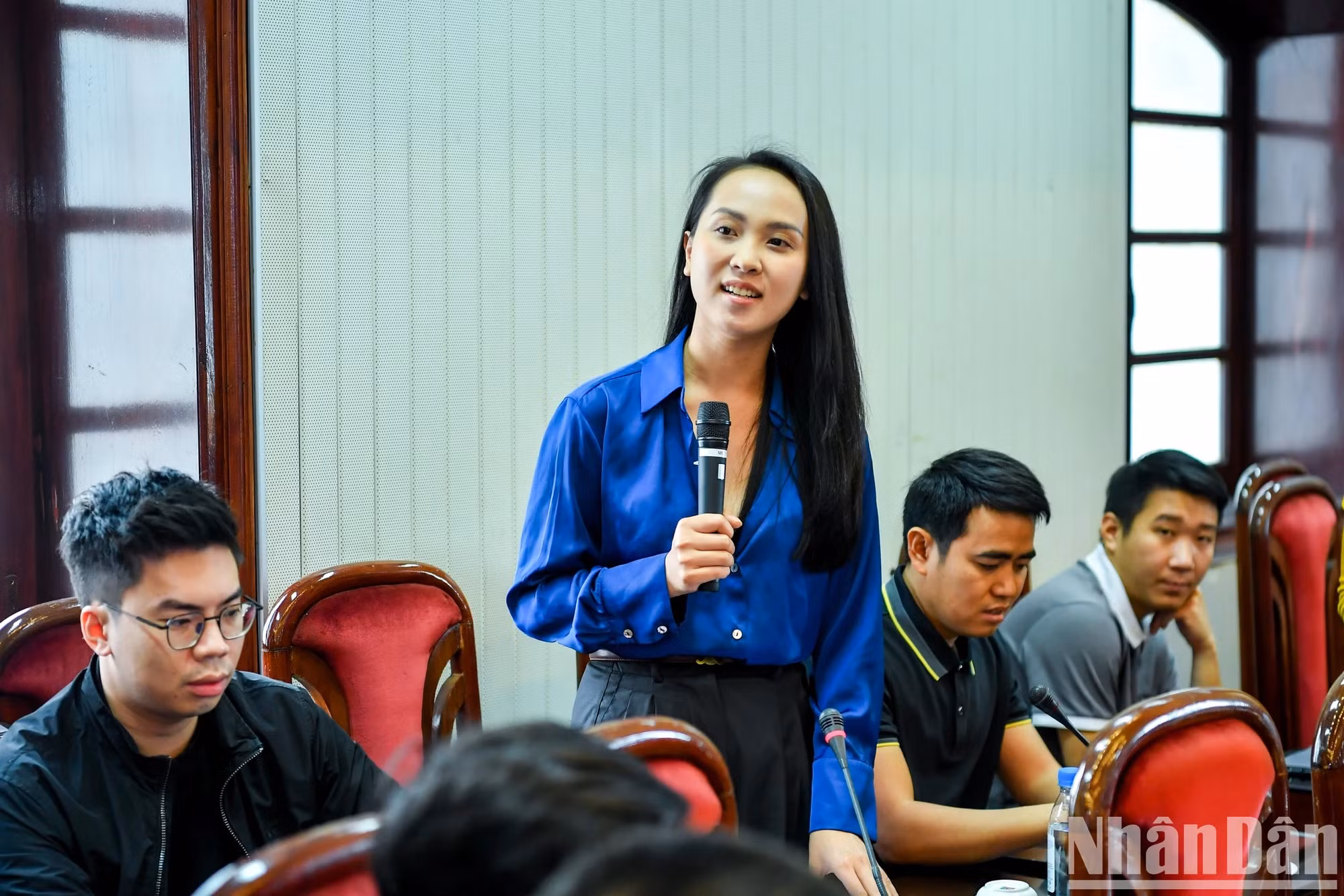 新闻媒体机构代表在记者会上提问。