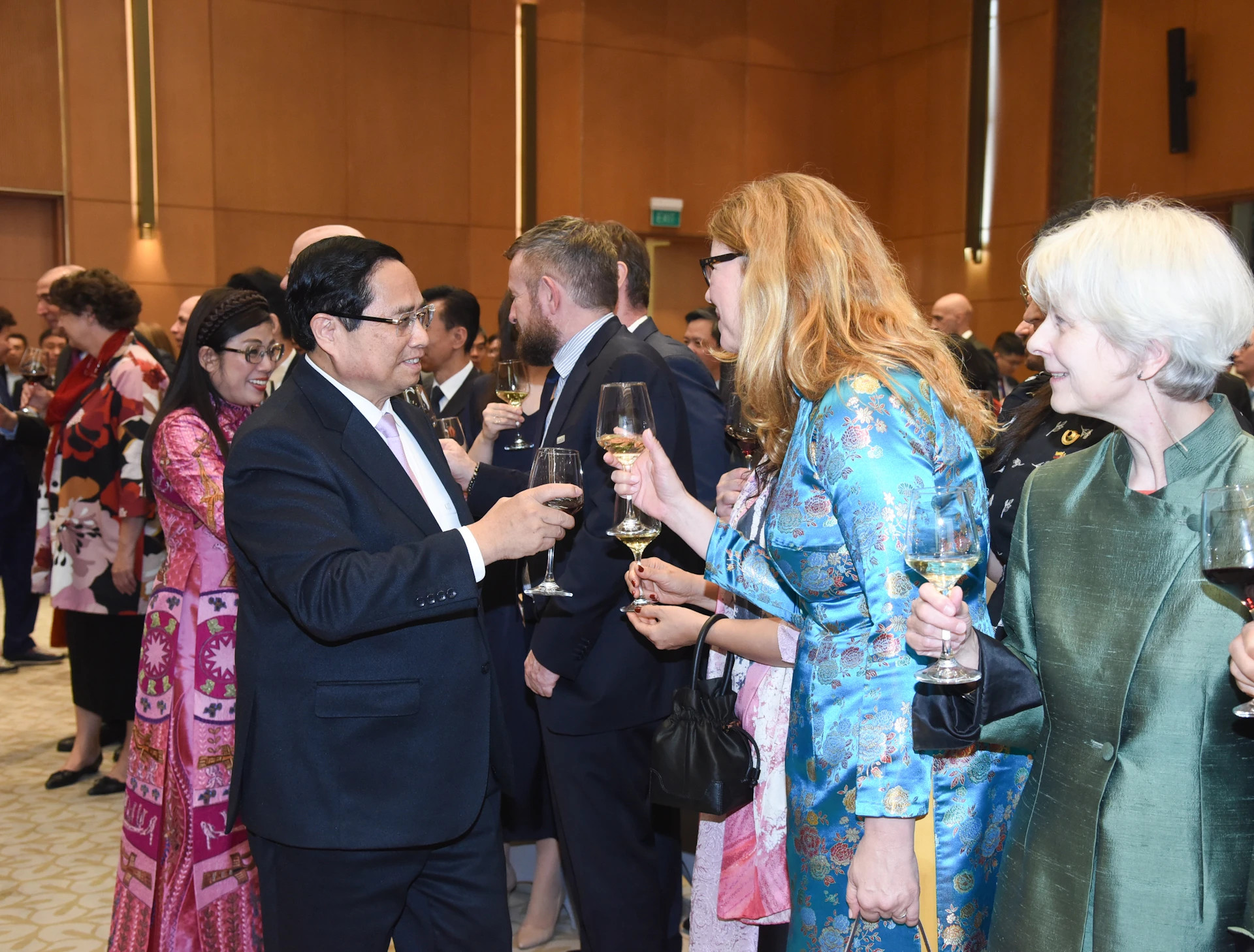 范明正总理和夫人以及各位代表举杯庆祝新春。