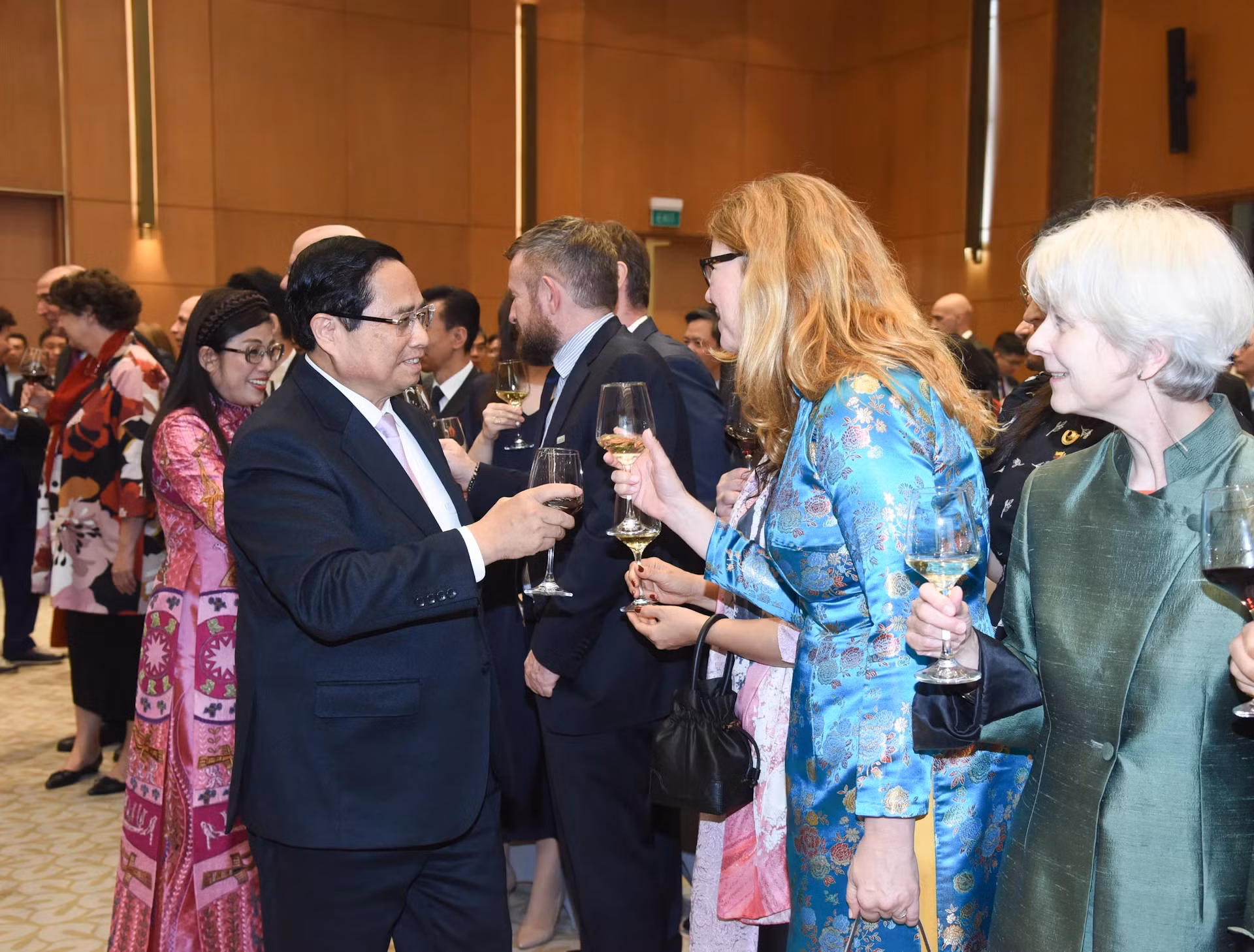 范明正总理和夫人以及各位代表举杯庆祝新春。