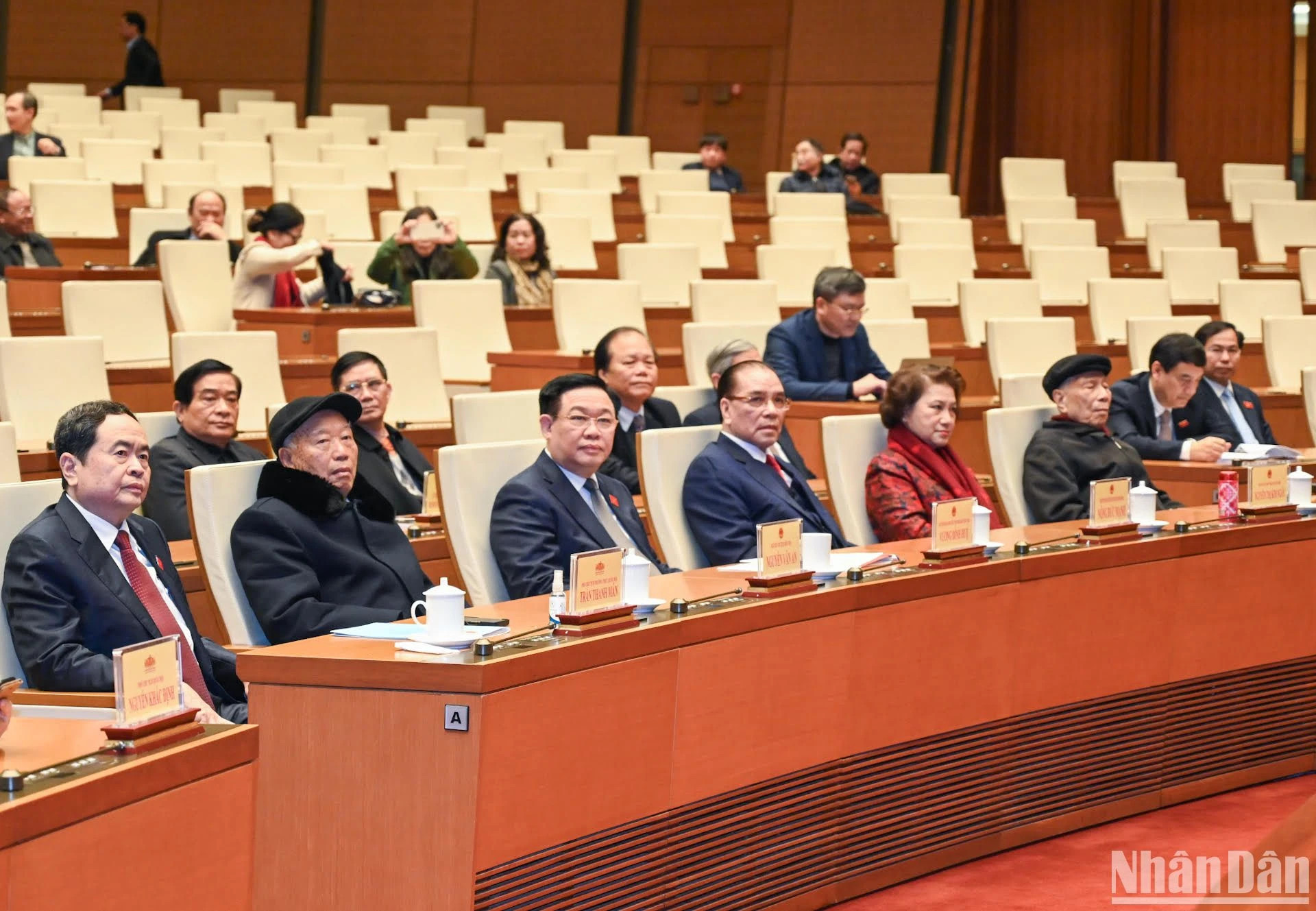 原越共中央总书记农德孟、原越南国会主席阮文安、原越南国会主席阮氏金银、国会主席王廷惠和各位代表出席见面会。 原越共中央总书记农德孟、原越南国会主席阮文安、原越南国会主席阮氏金银、国会主席王廷惠和各位代表出席见面会。