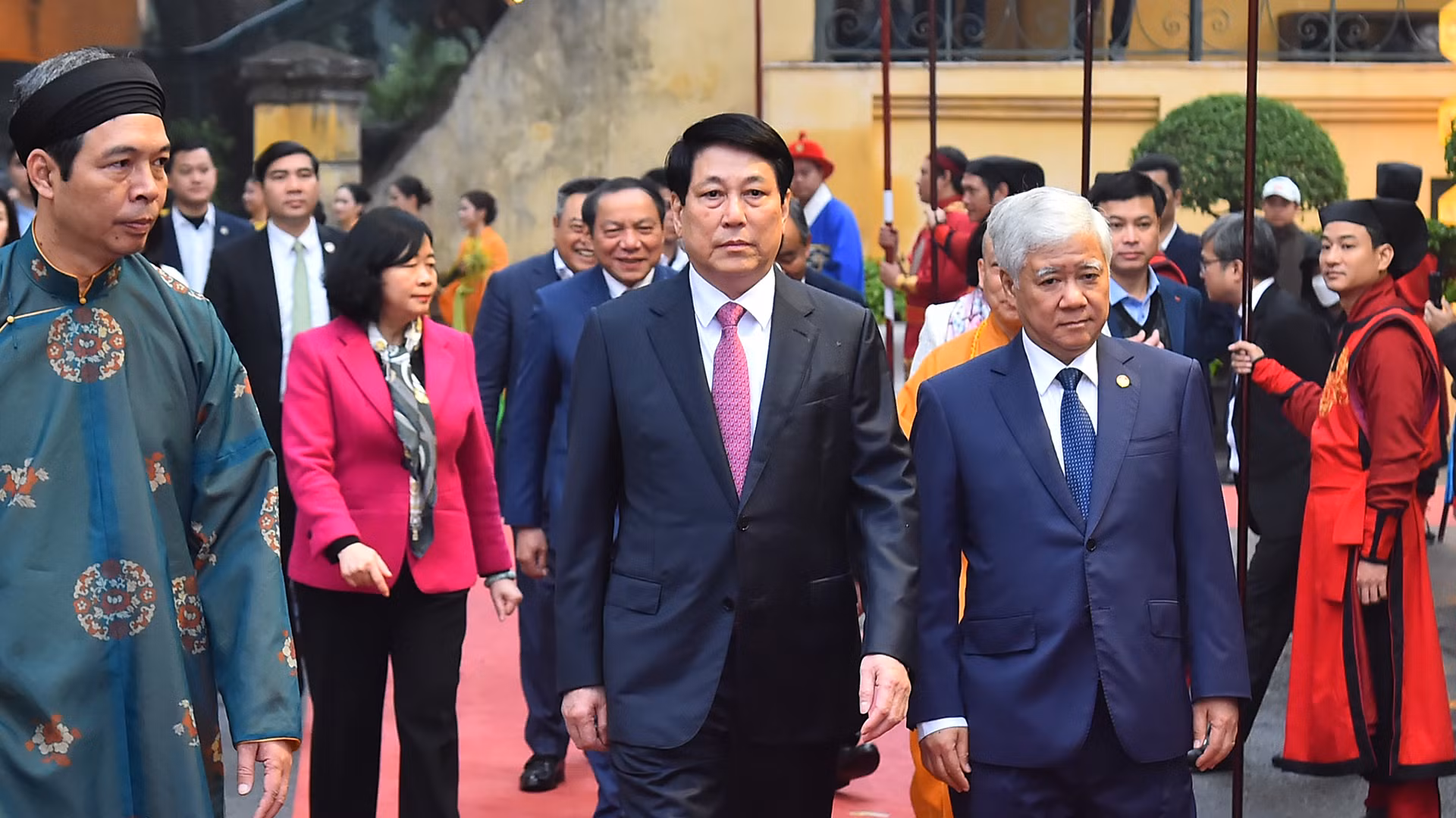 越南国家主席梁强和党、国家领导出席仪式。