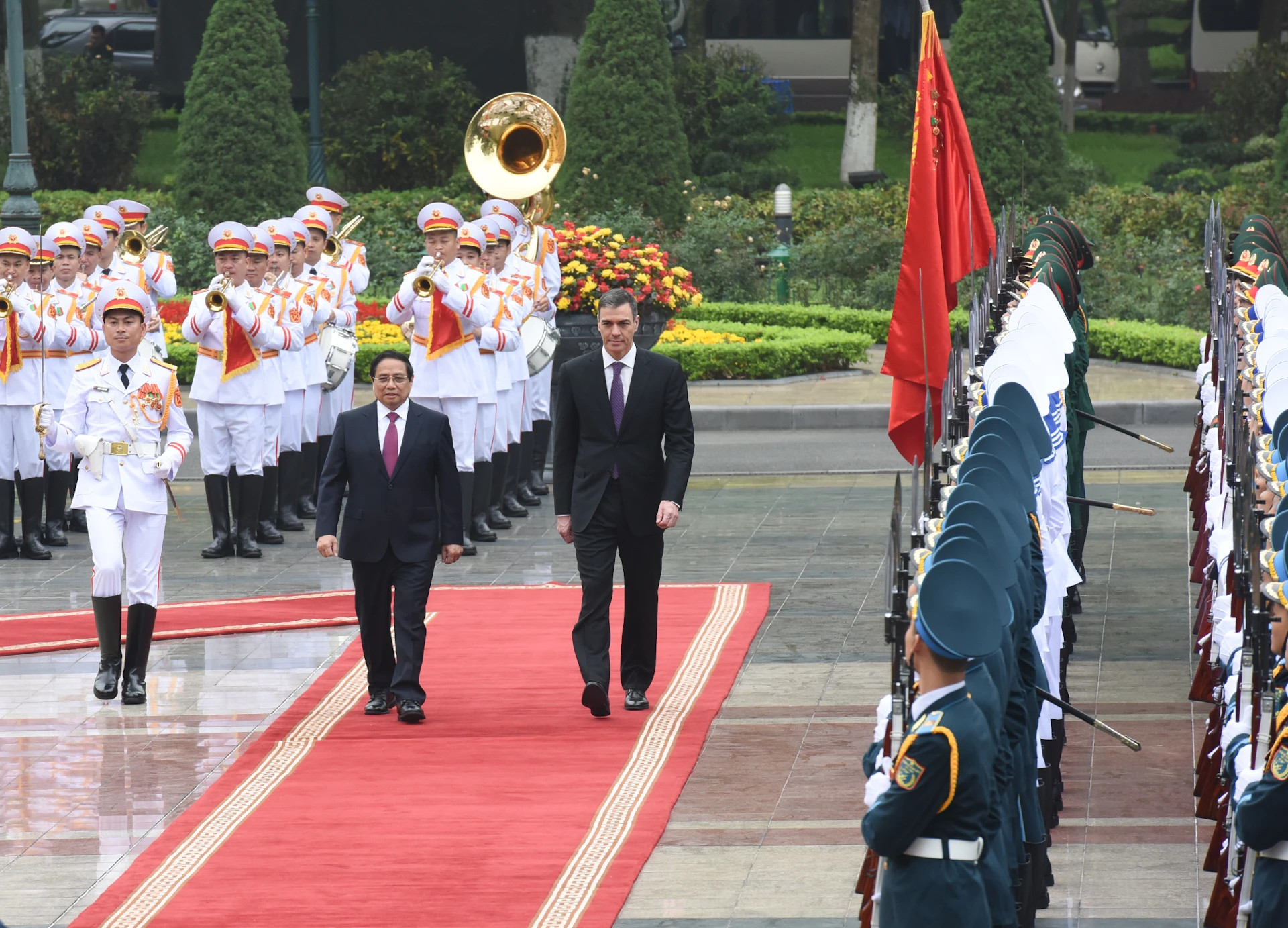 越南政府总理范明正和西班牙首相佩德罗·桑切斯检阅越南人民军仪仗队。
