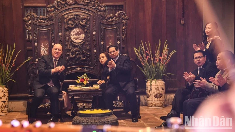 两位总理欣赏民族艺术表演节目。 两位总理欣赏民族艺术表演节目。