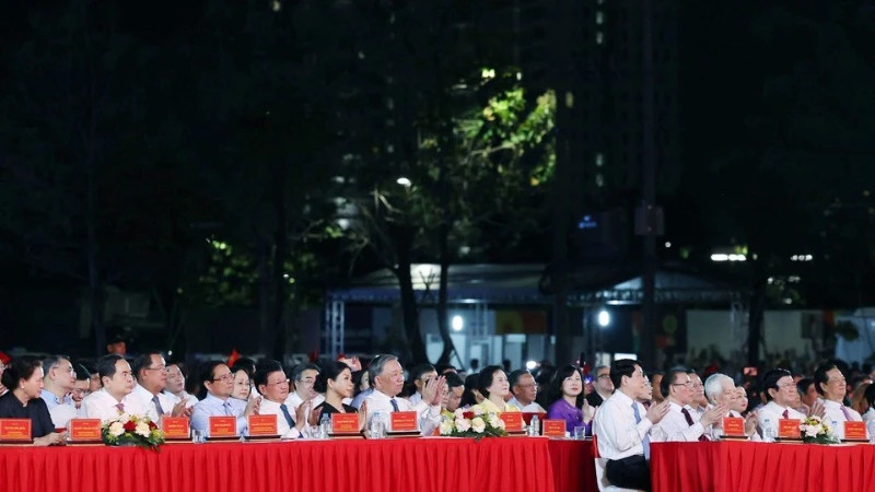 苏林总书记和各位代表出席晚会。