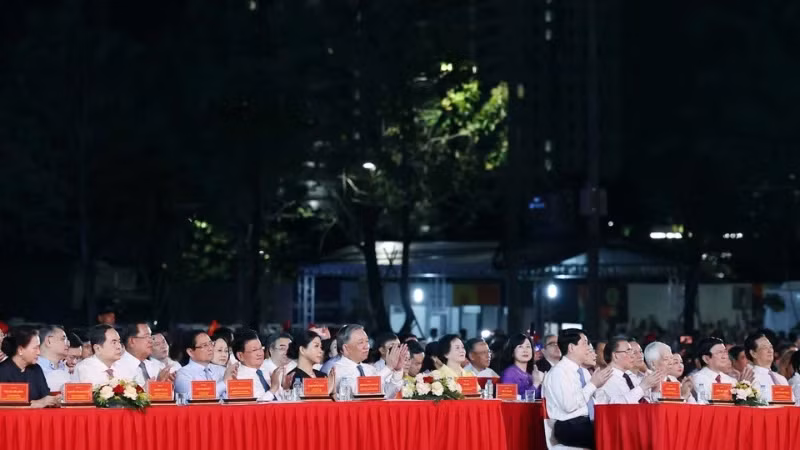 苏林总书记和各位代表出席晚会。