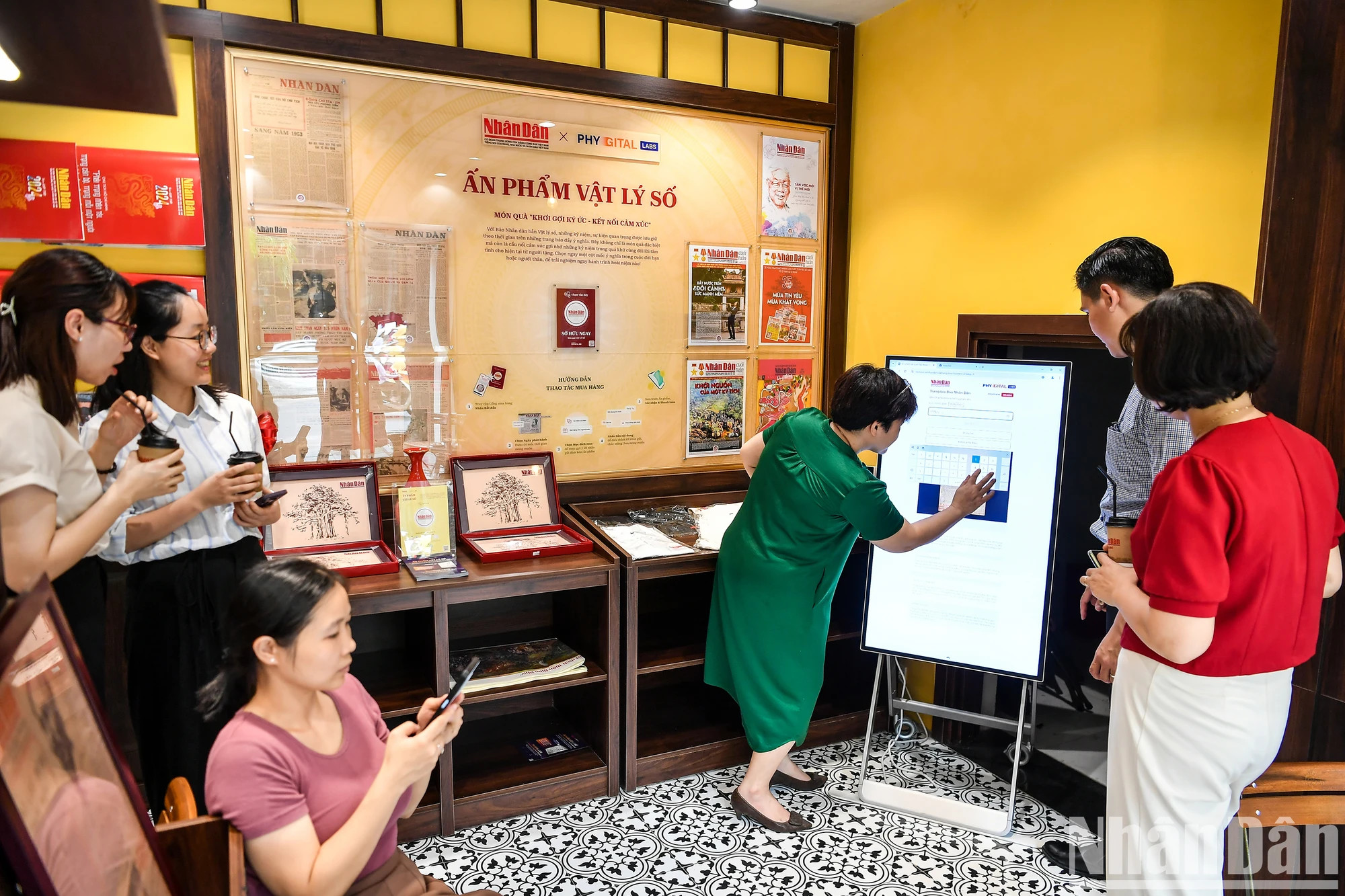 首都人民体验《人民报》出版物展示、体验和推介空间。 首都人民体验《人民报》出版物展示、体验和推介空间。