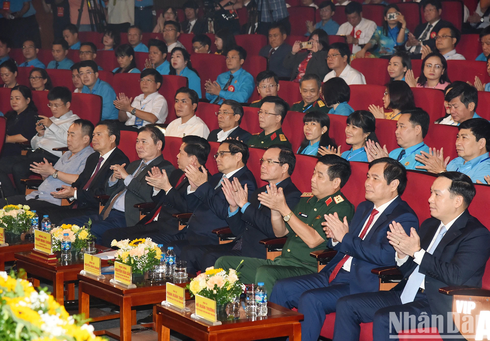 范明正总理和各位代表出席会议。