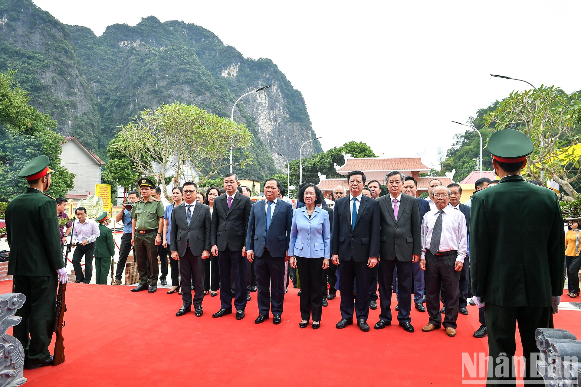 张氏梅同志和各位领导在位于胡伯伯走访志和生产集团遗迹的胡伯伯纪念馆敬香。