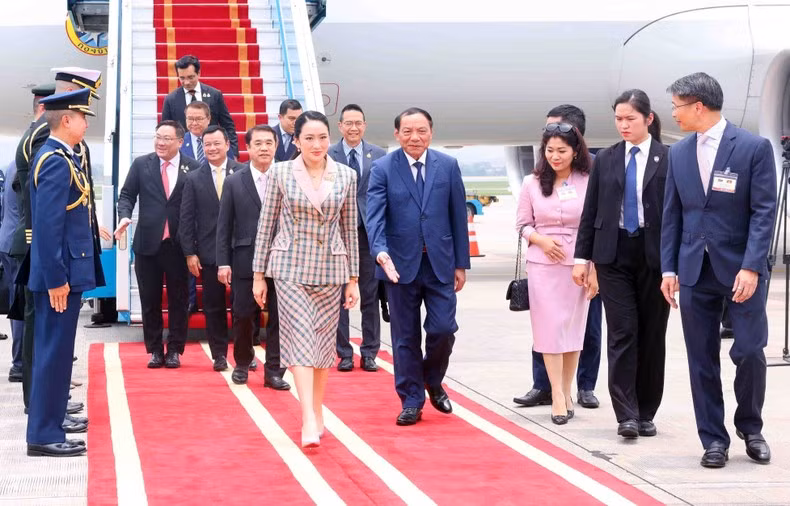 越南文化体育与旅游部部长阮文雄欢迎泰国总理佩通坦·钦那瓦。