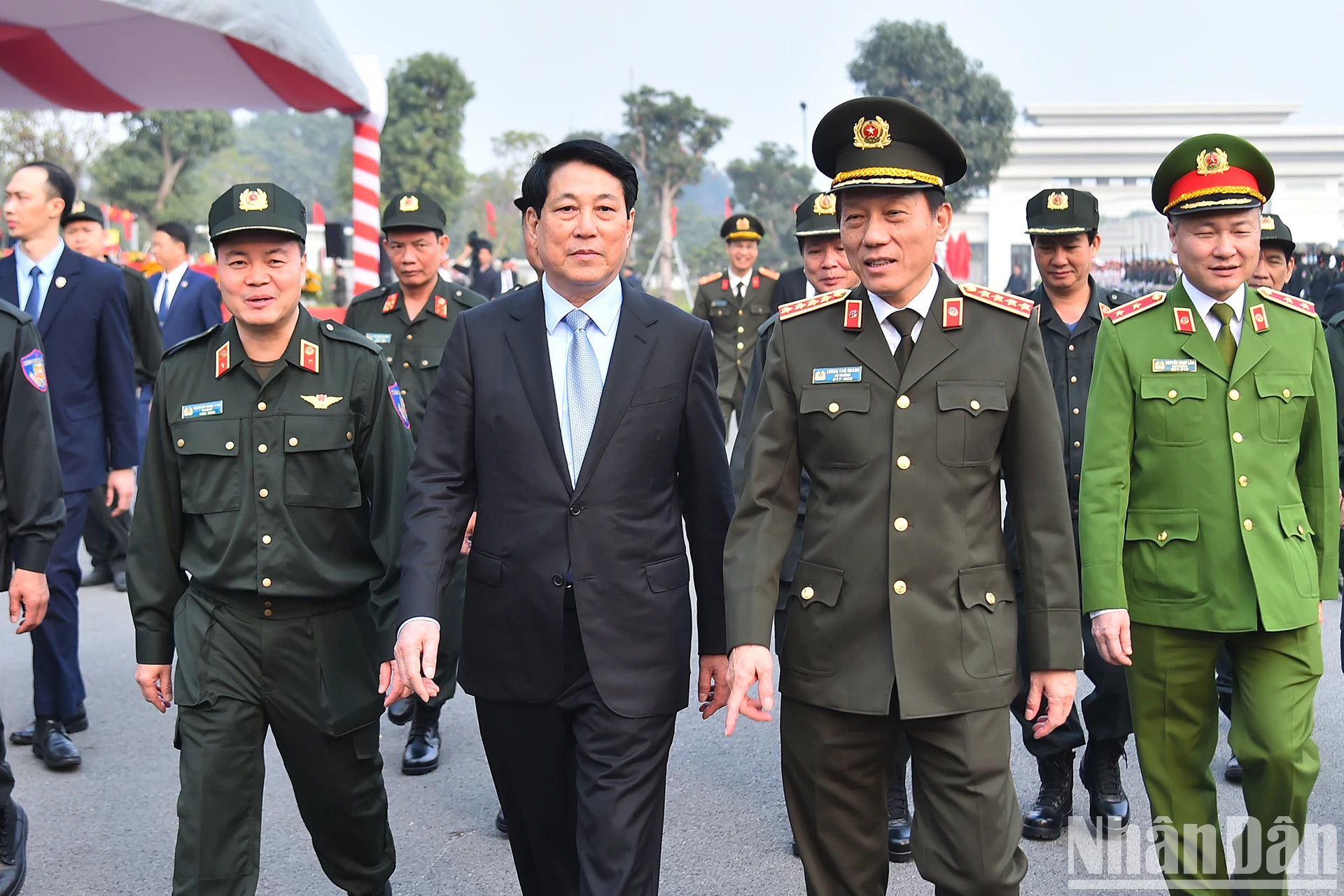 国家主席梁强参观机动警察司令部。